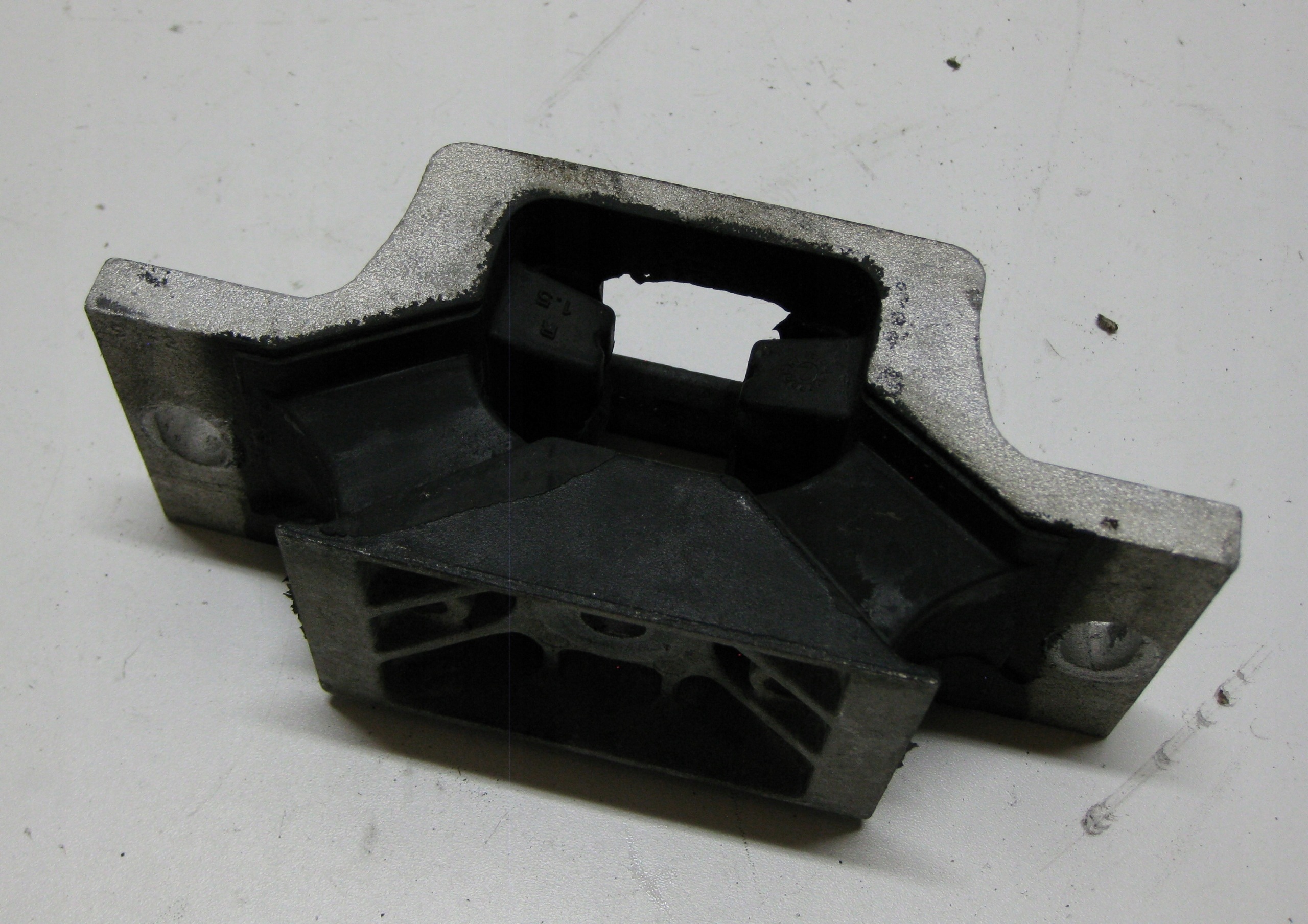 RENAULT MASTER III LIFT engine mount 8200676857