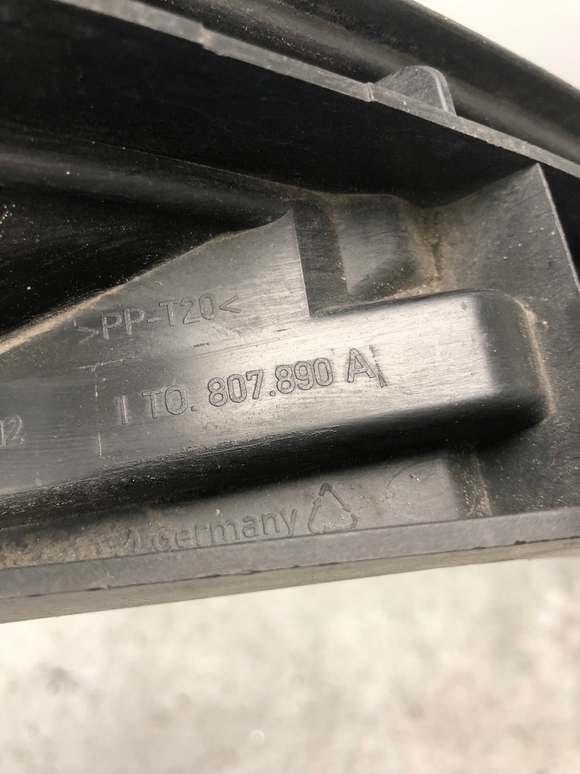bumper bracket right front VW TOURAN 1T0807890A