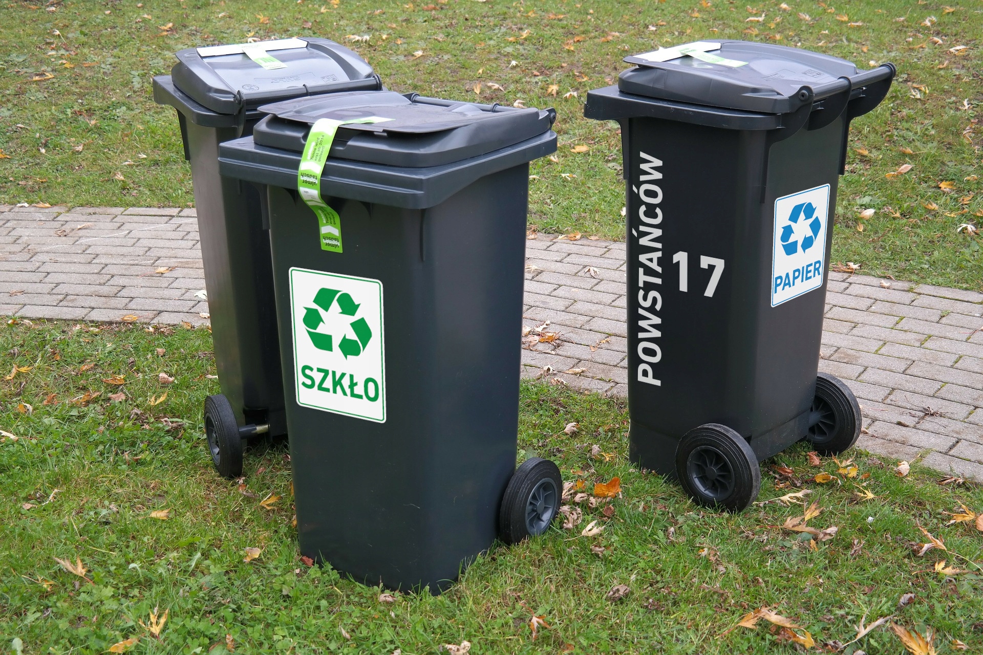 Naklejka nalepka wodoodporna na kosz pojemnik kubeł PLASTIK 30 cm Stan opakowania oryginalne