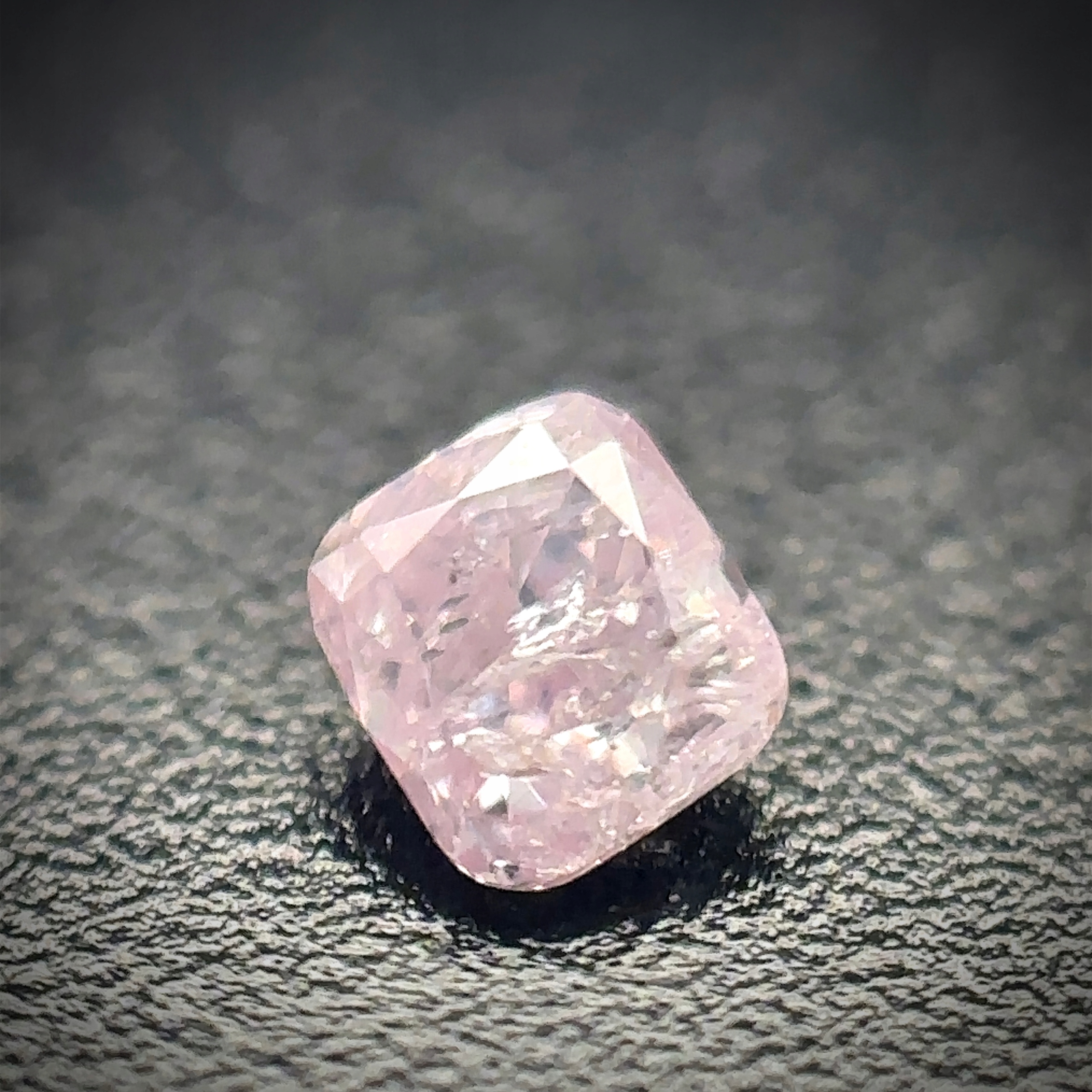 Přírodní Diamant 0.09ct Růžový Cushion I2 Certifikát Algt