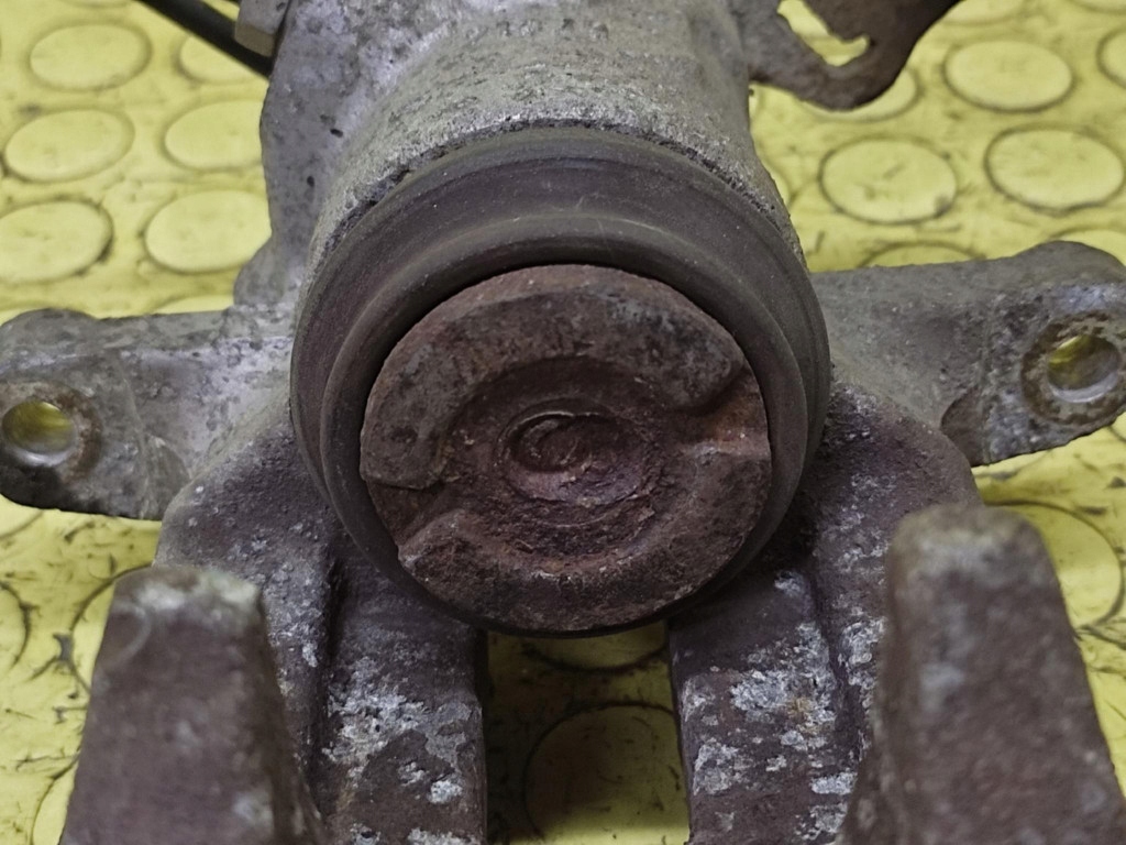 PEUGEOT 307 1.4 caliper brake right rear part