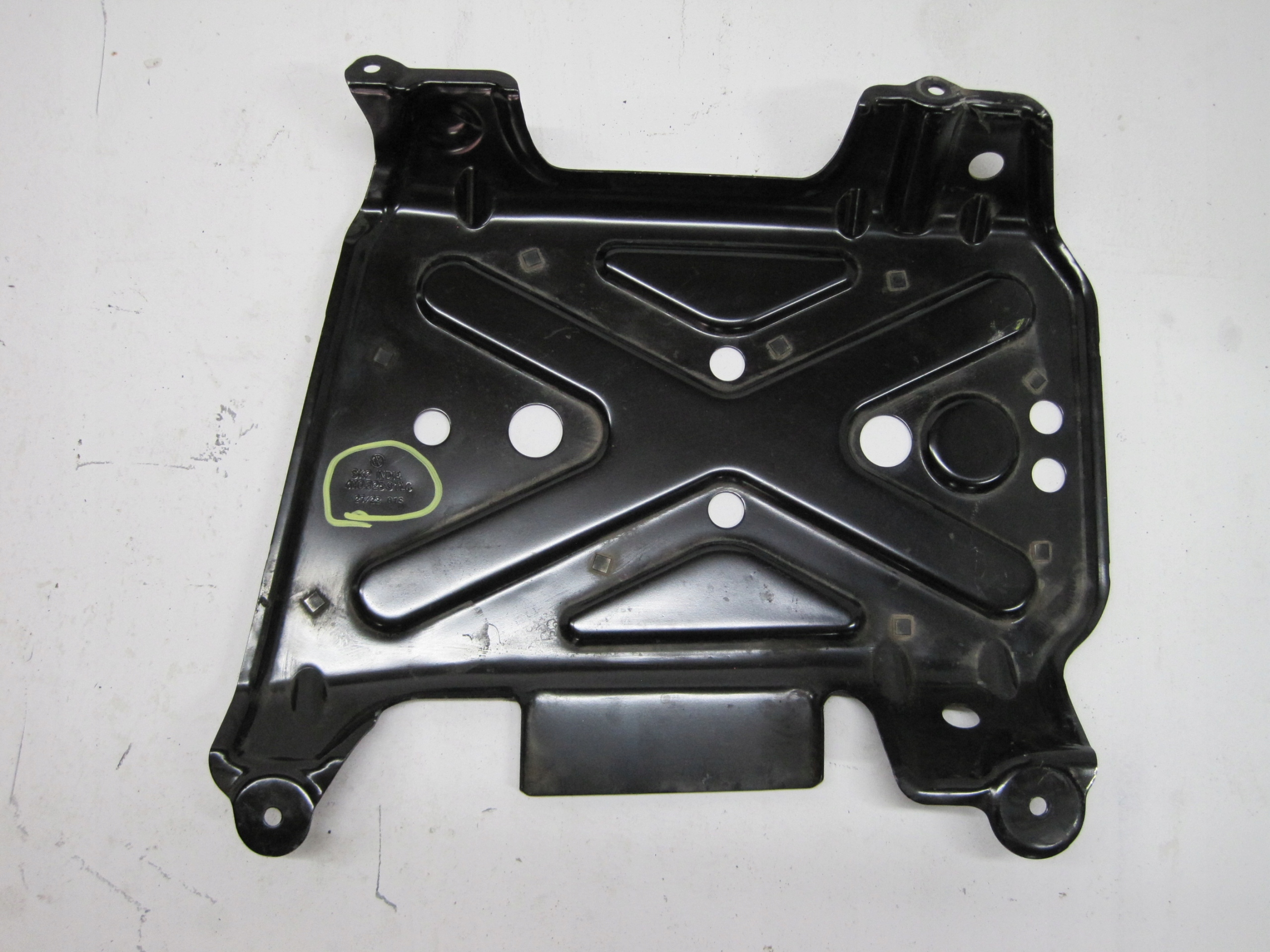 držač akumulatora AUDI Q7 4MO 4M0825911C