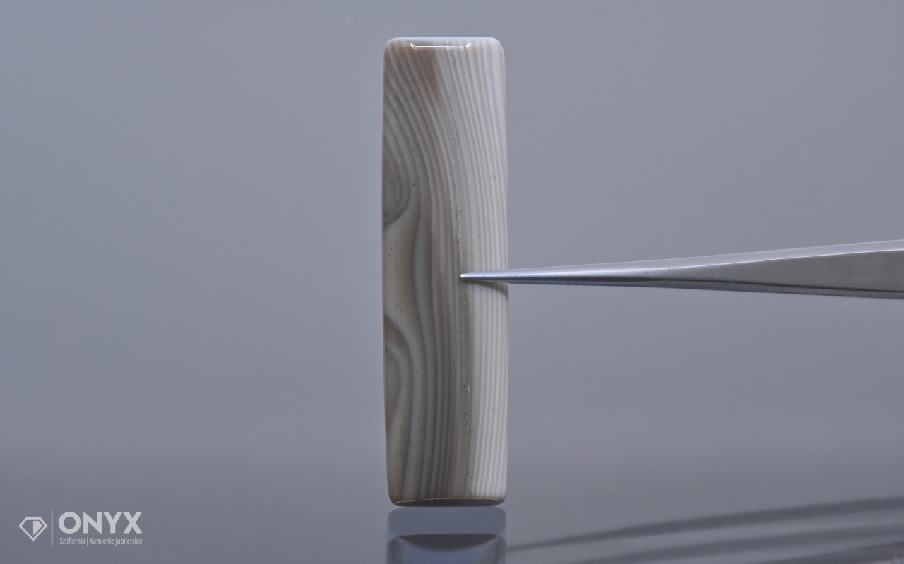 Křemílek pruhovaný kabošon nepravidelný 48x13 mm