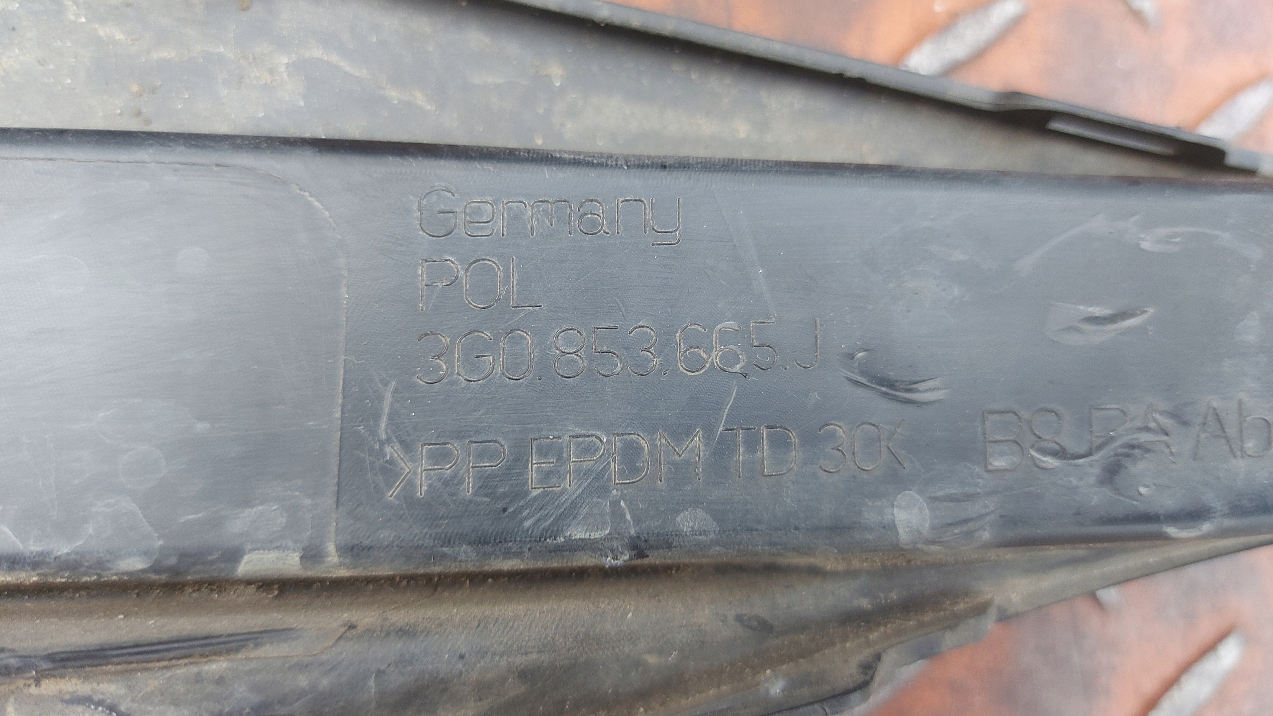 grid of a bumper left left front VW VOLKSWAGEN PASSAT B8 19