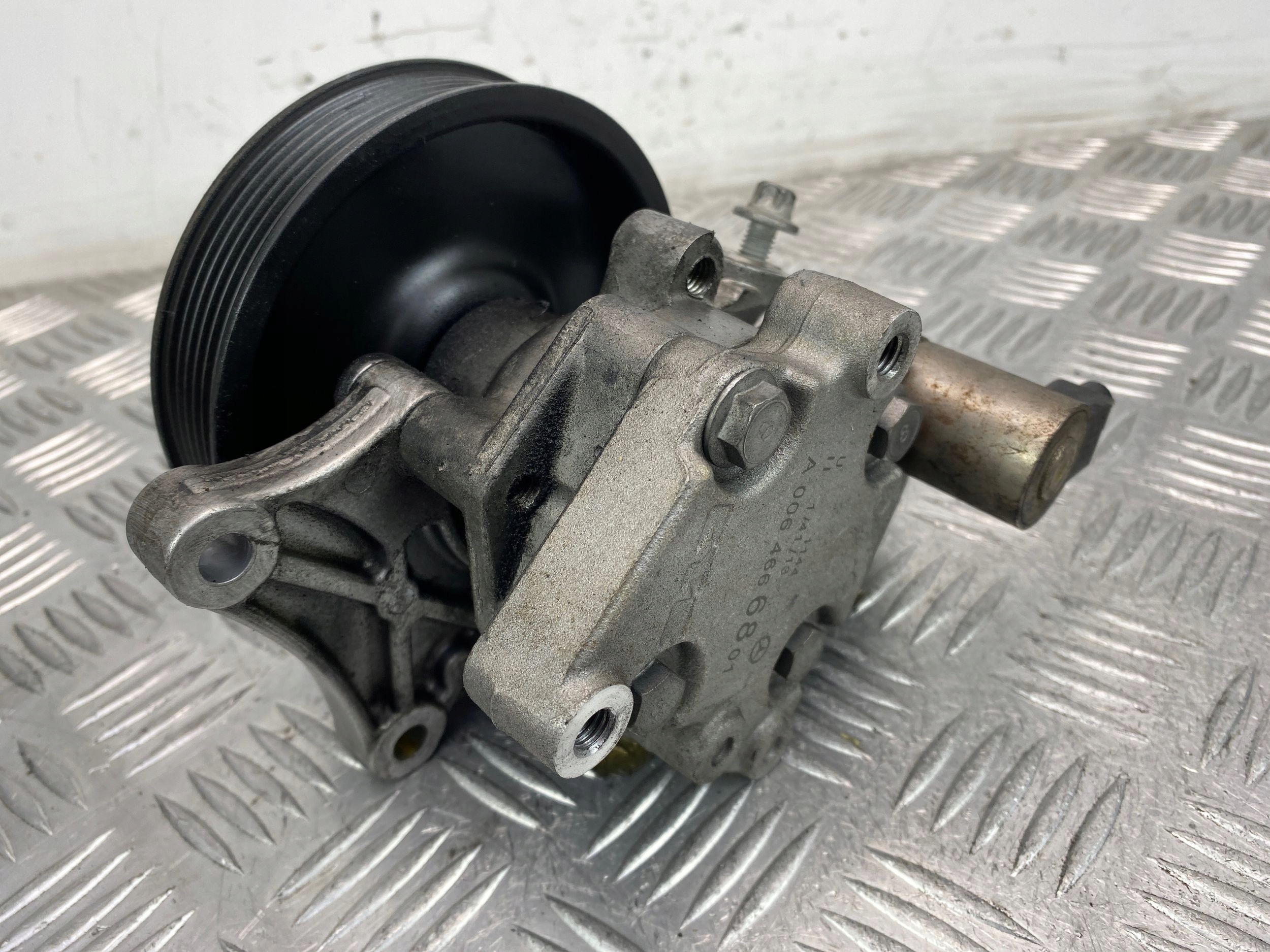 Mercedes-Benz C200 W204 servo pump A0064666801