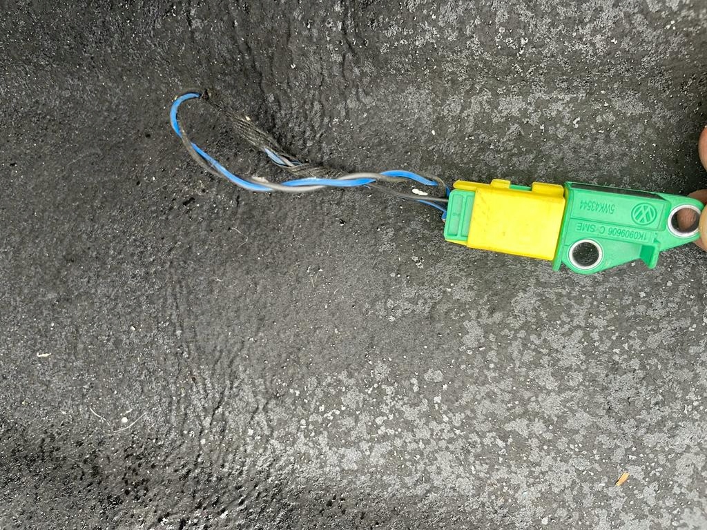 1K0909606C - Датчик удара стороны ВВ Ауди К7 4Л 1К0909606К