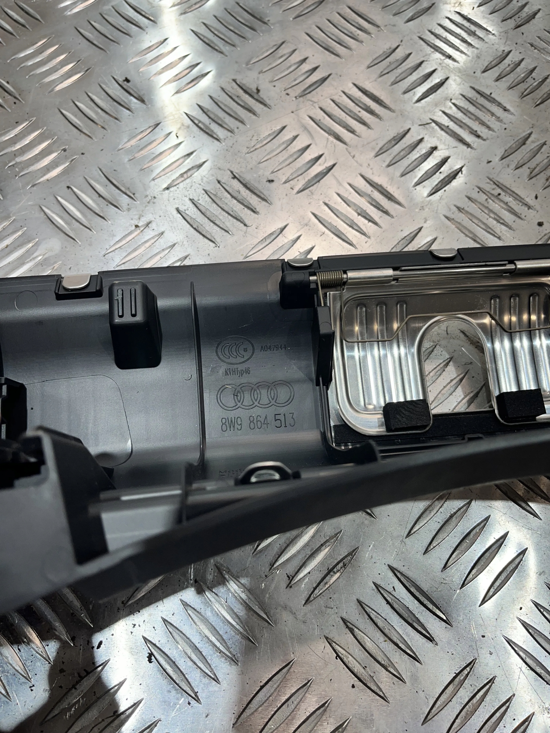 защита накладка ремня зад Audi A4 B9 15- универсал 8W9864513