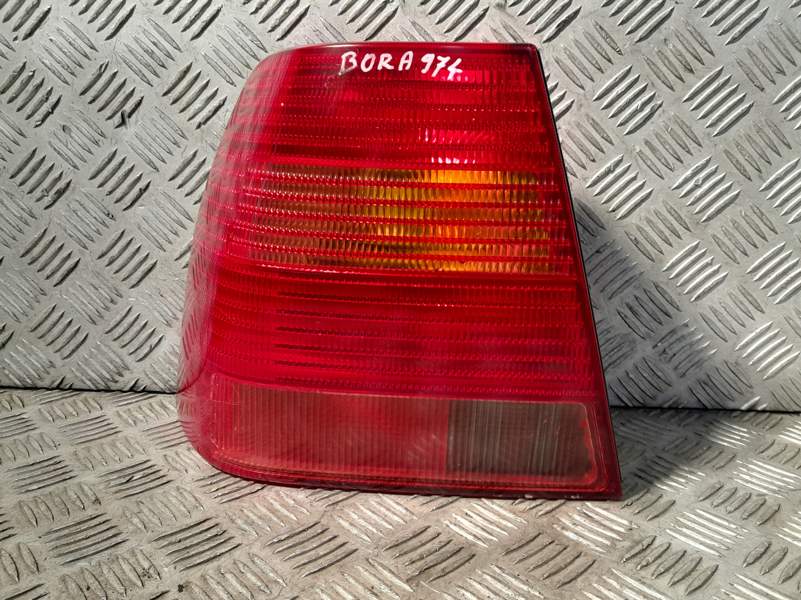 VW BORA LAMPA TYLNA LEWA W BŁOTNIK 1J5945111AC