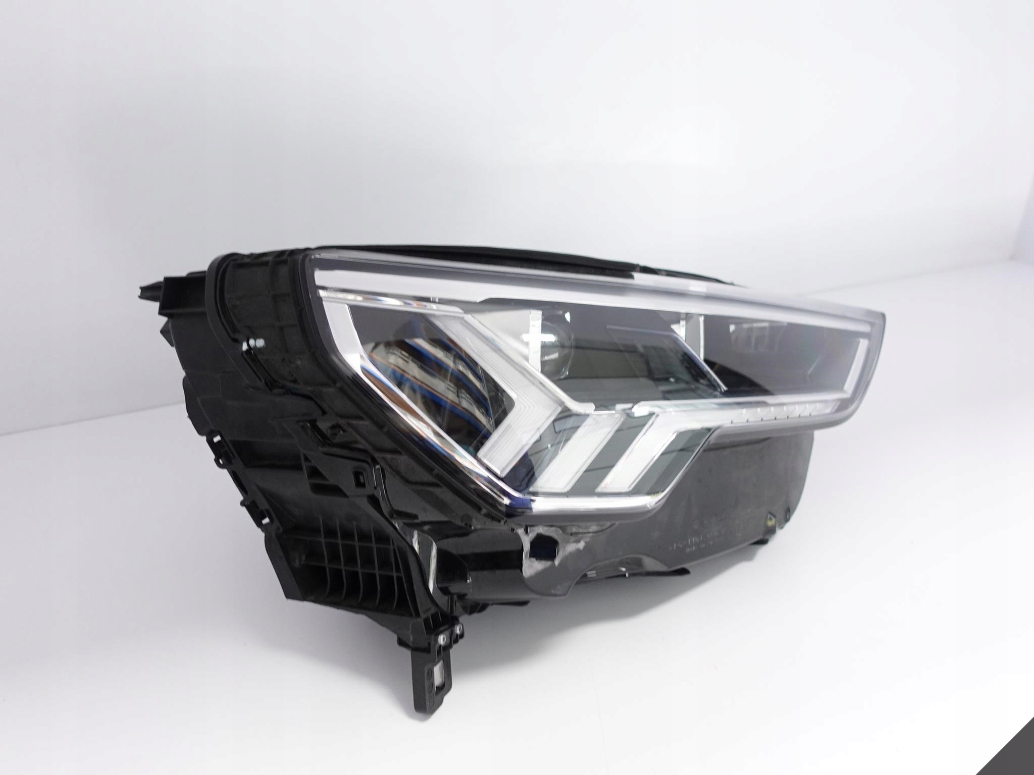 AUDI Q3 II 2 F3 83A 18- LAMPA FULL LED PRAWA EU Strona zabudowy prawa