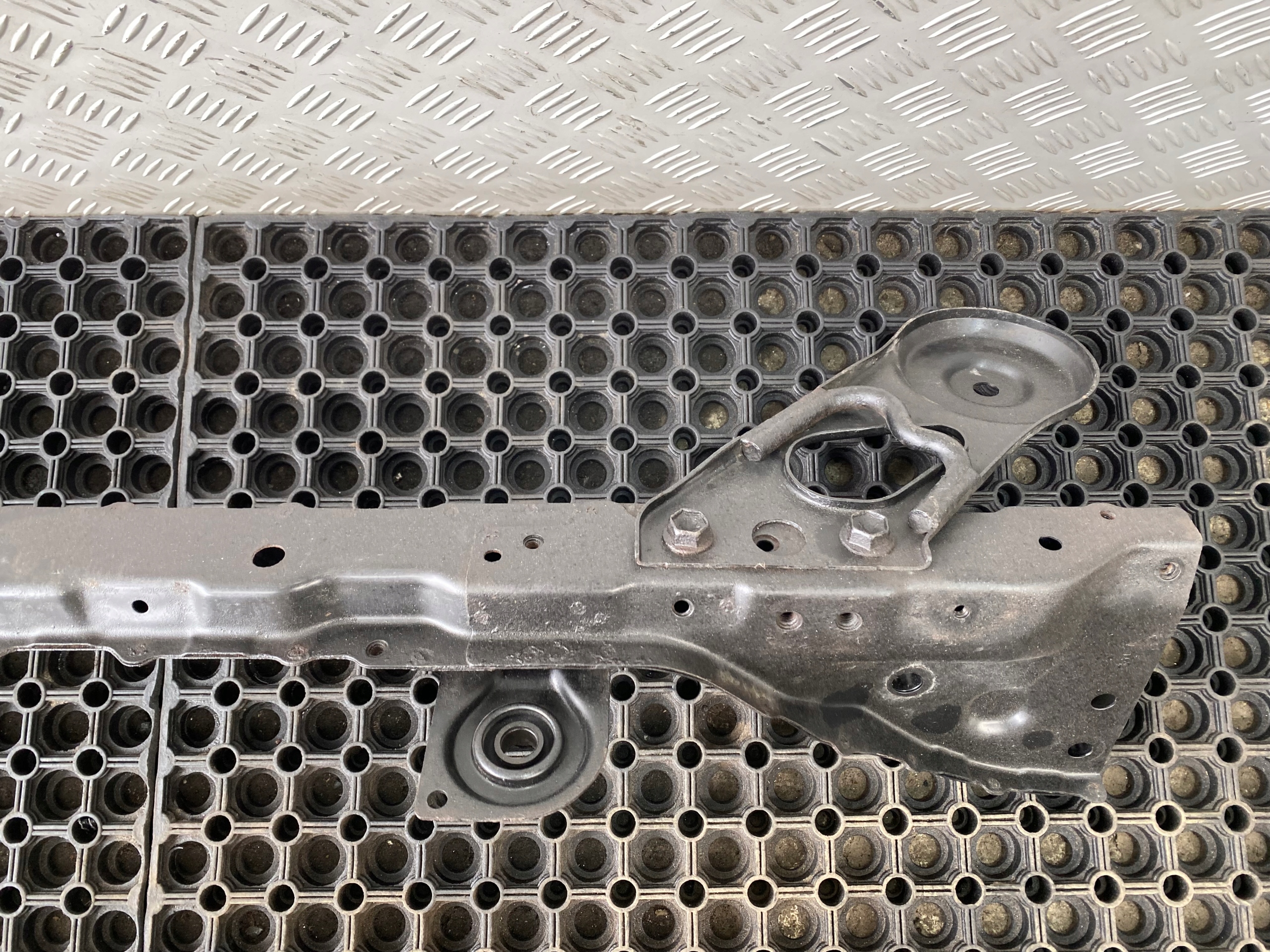 SUZUKI KIZASHI 09-14 radiator stiffener lower pillar OE