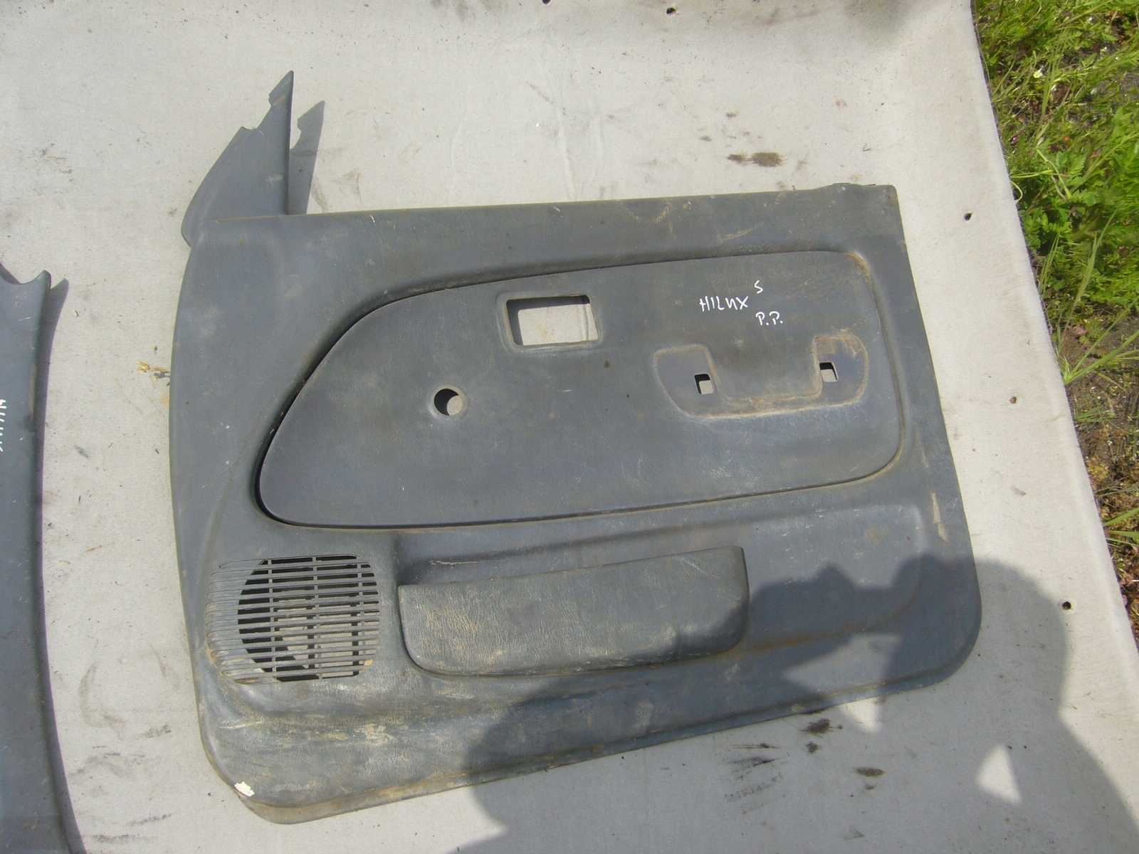 Toyota HILUX VI 02-05 обшивка двері правий перед