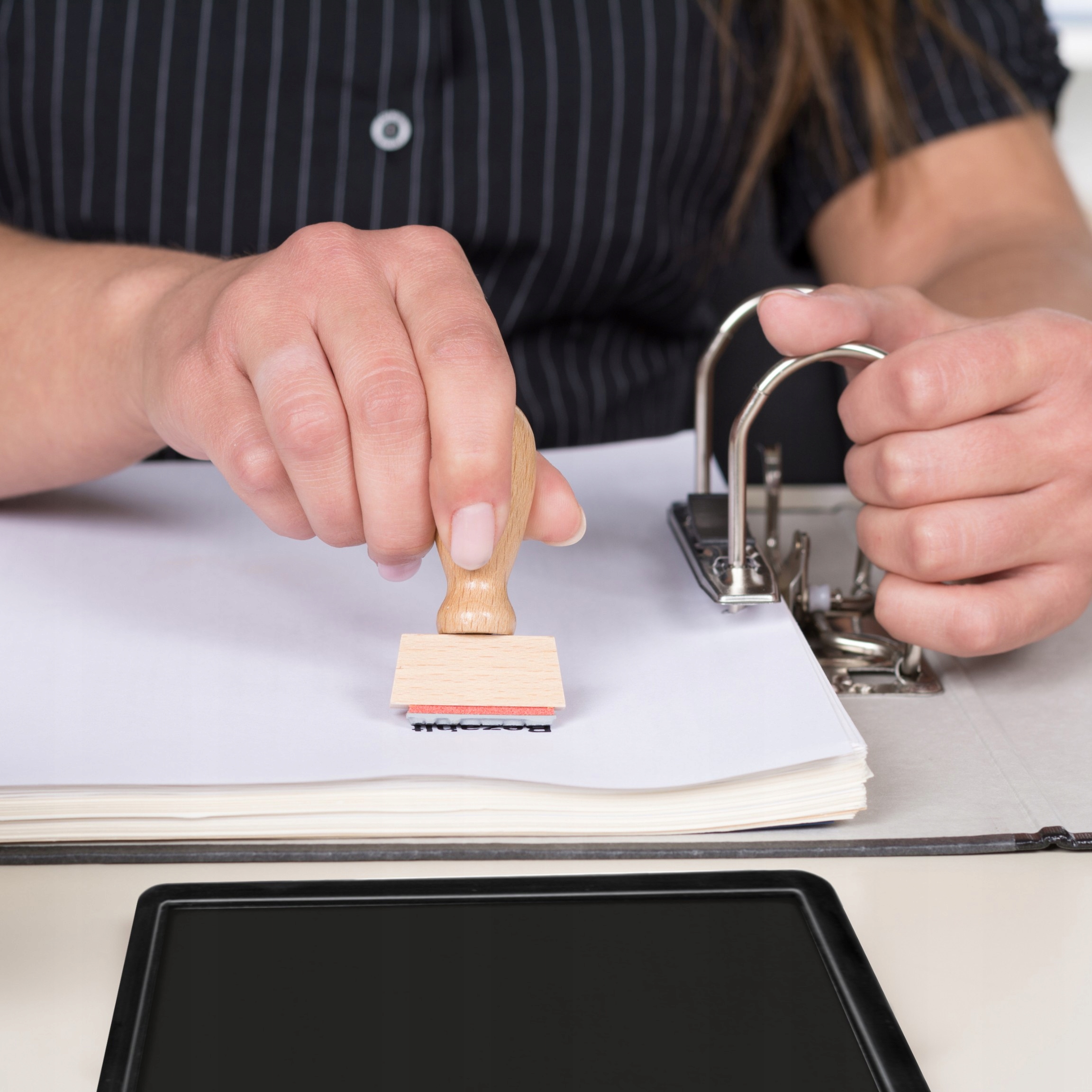 PODUSZKA DO STEMPLI PIECZĄTEK Z TUSZEM 110X70MM METALOWA CZARNA Kod producenta 000000094