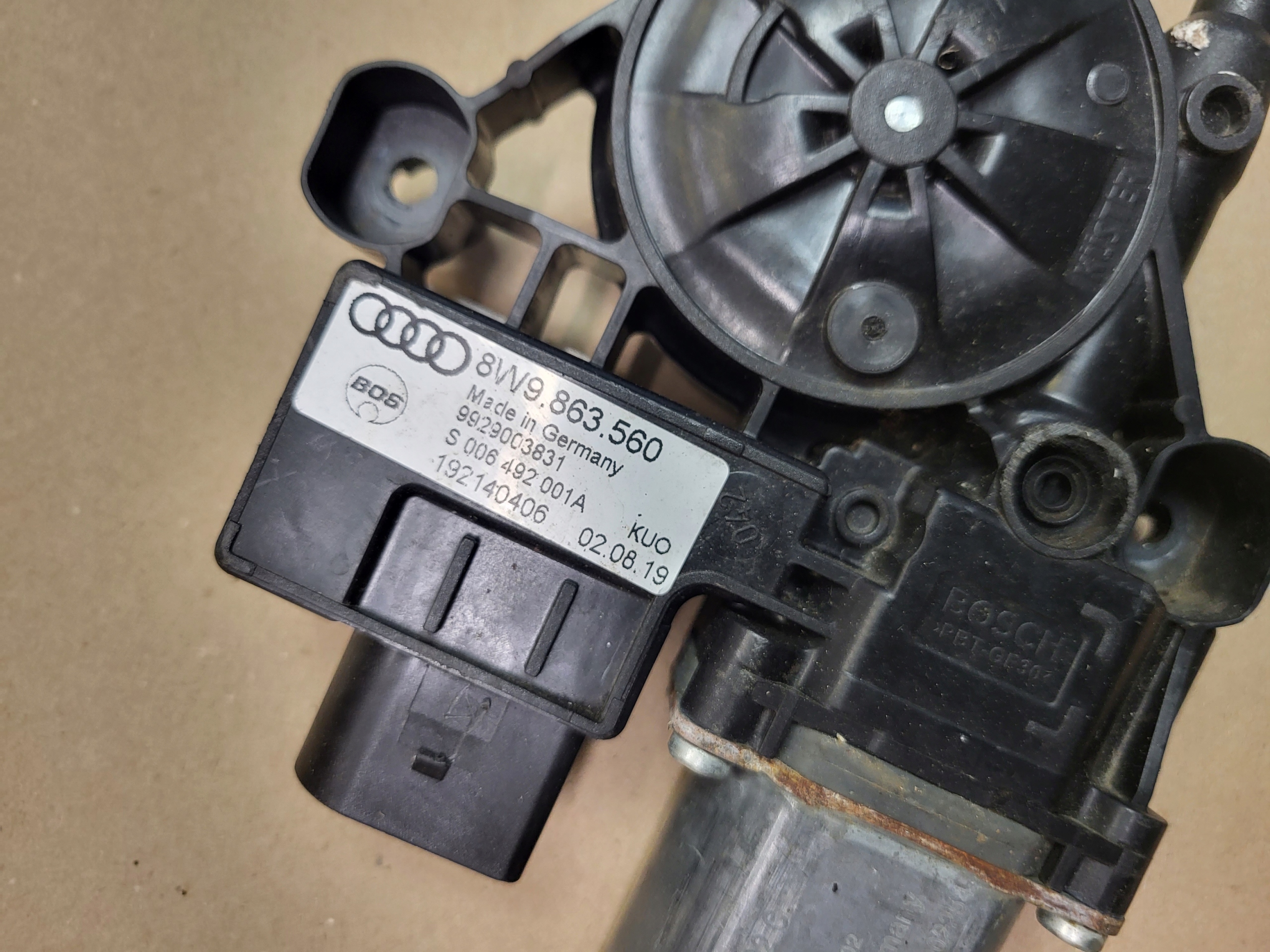 mini motor NAPED ROLETY boot rear part AUDI A4 B9 AVANT KOMBI OE