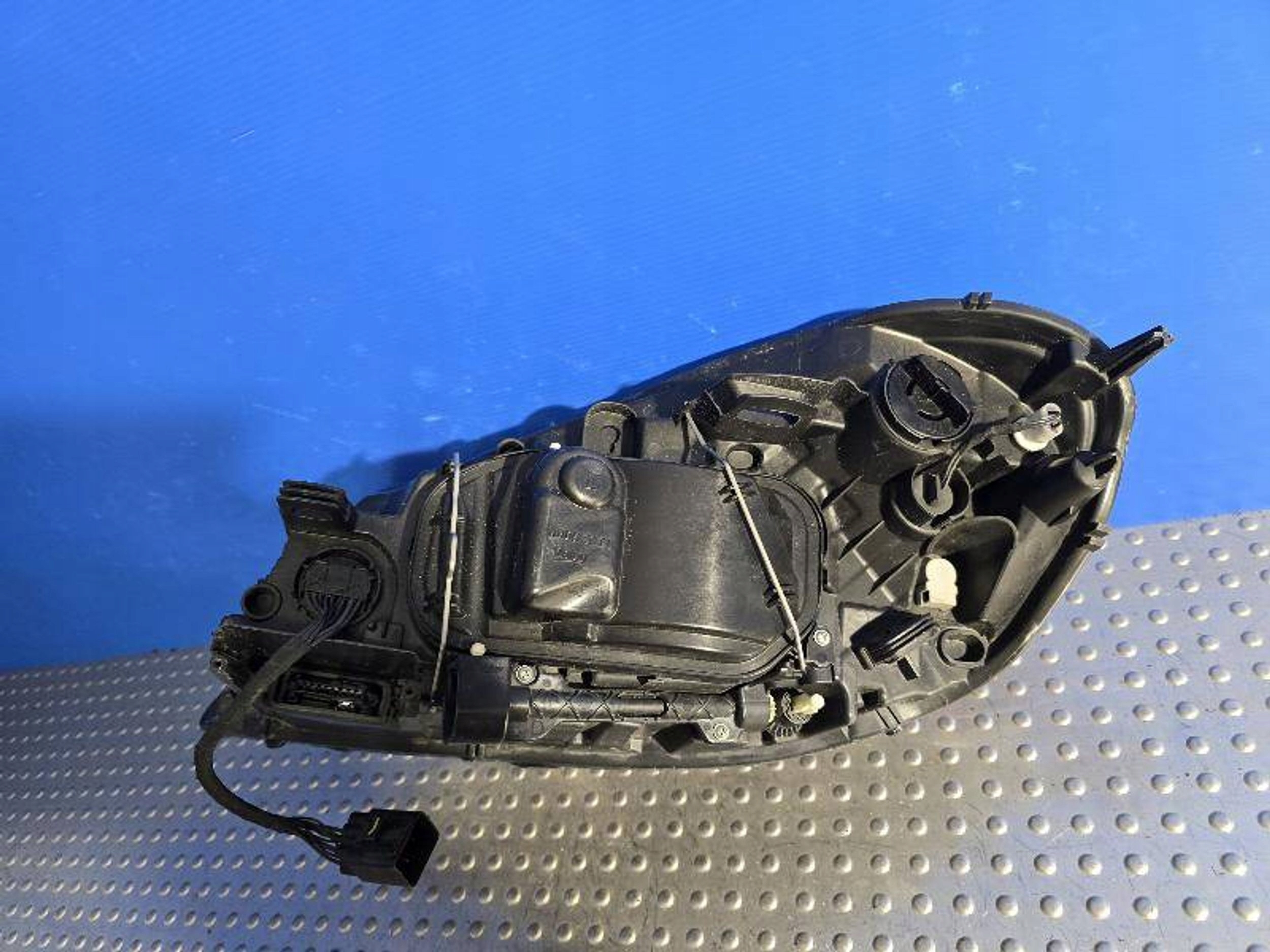 Volvo XC60 and 09-13 XENON 30763136 light front front right