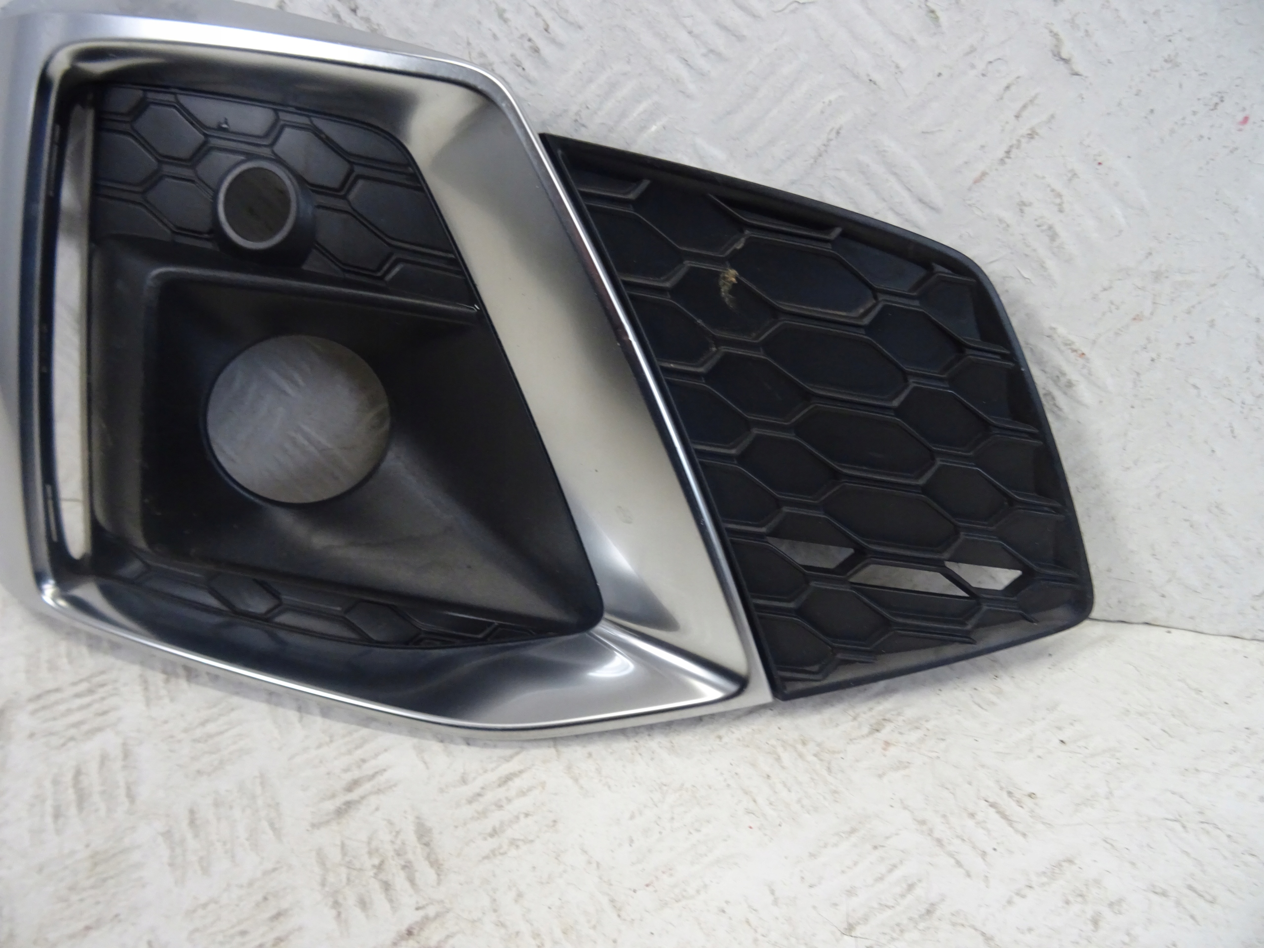 grid of a bumper front front right AUDI A5 II LIFT S-LINE 8W6807682T
