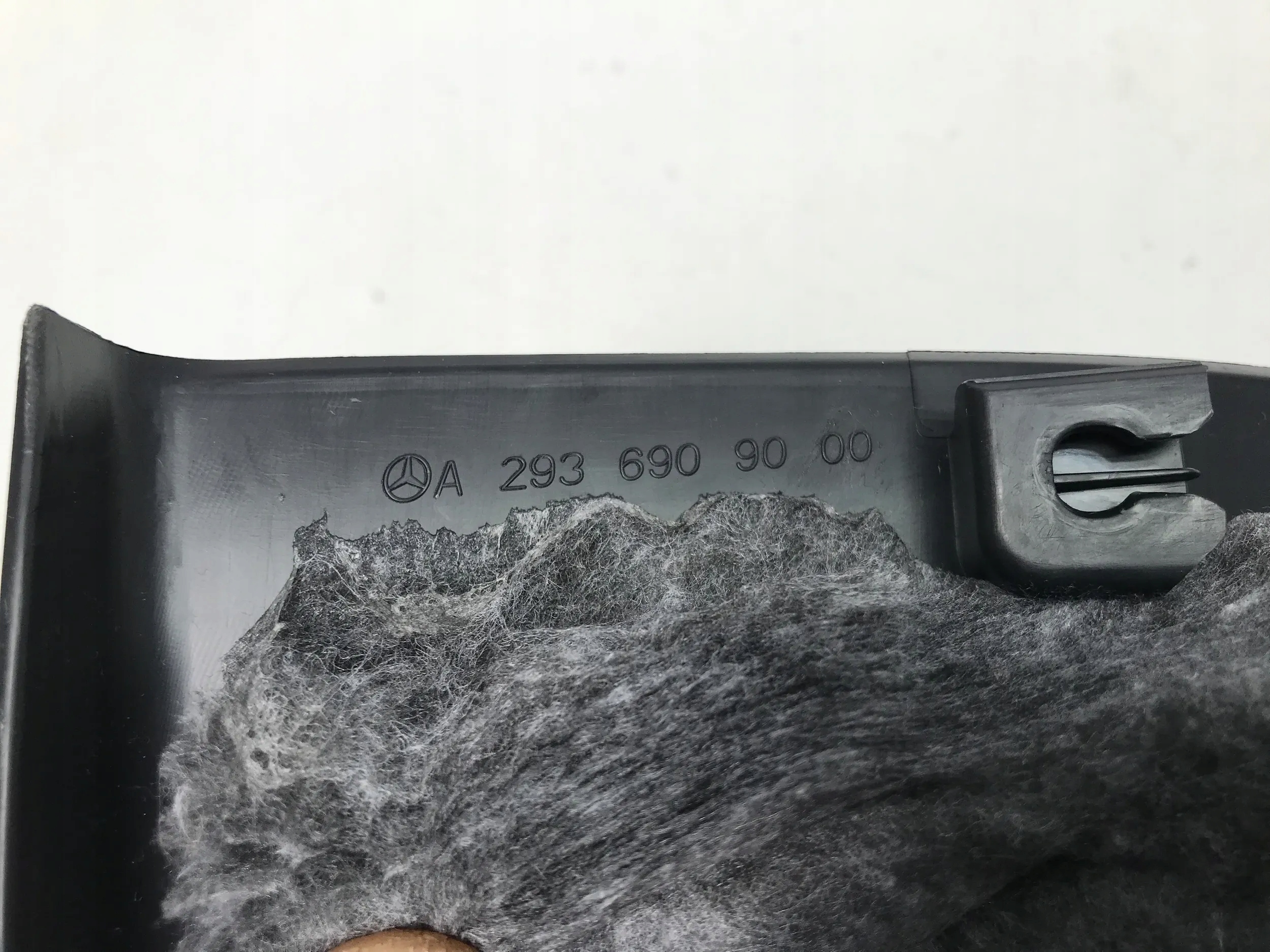 MERCEDES EQC N293 W293 2023 OSŁONA POSZYCIE SŁUPKA D PRAWY TYŁ A2936909000 Jakość części (zgodnie z GVO) O - oryginał z logo producenta pojazdu (OE)