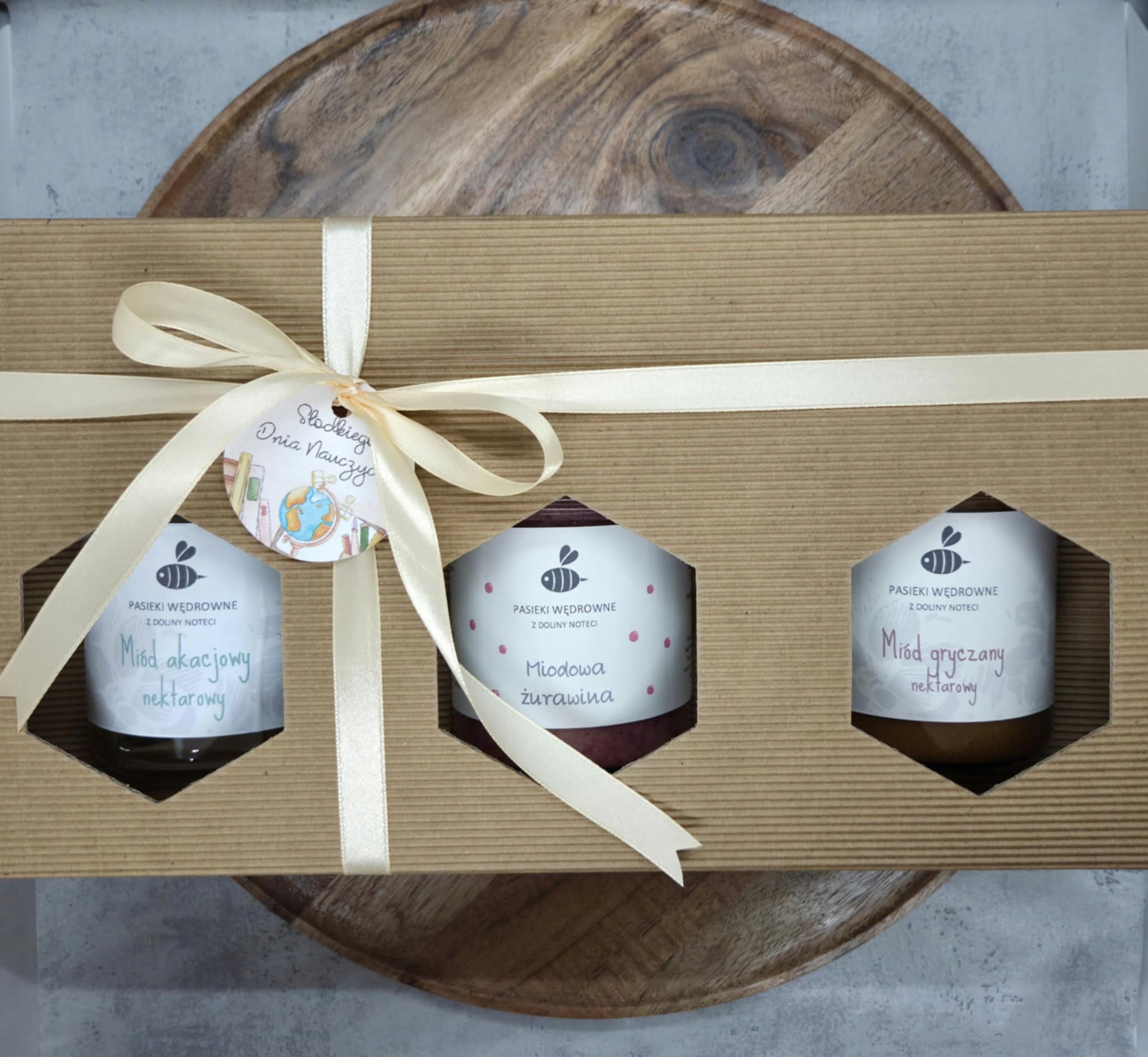 Levně Sada s 3 produkty Den učitelů, med, pyl, čaj, dárek