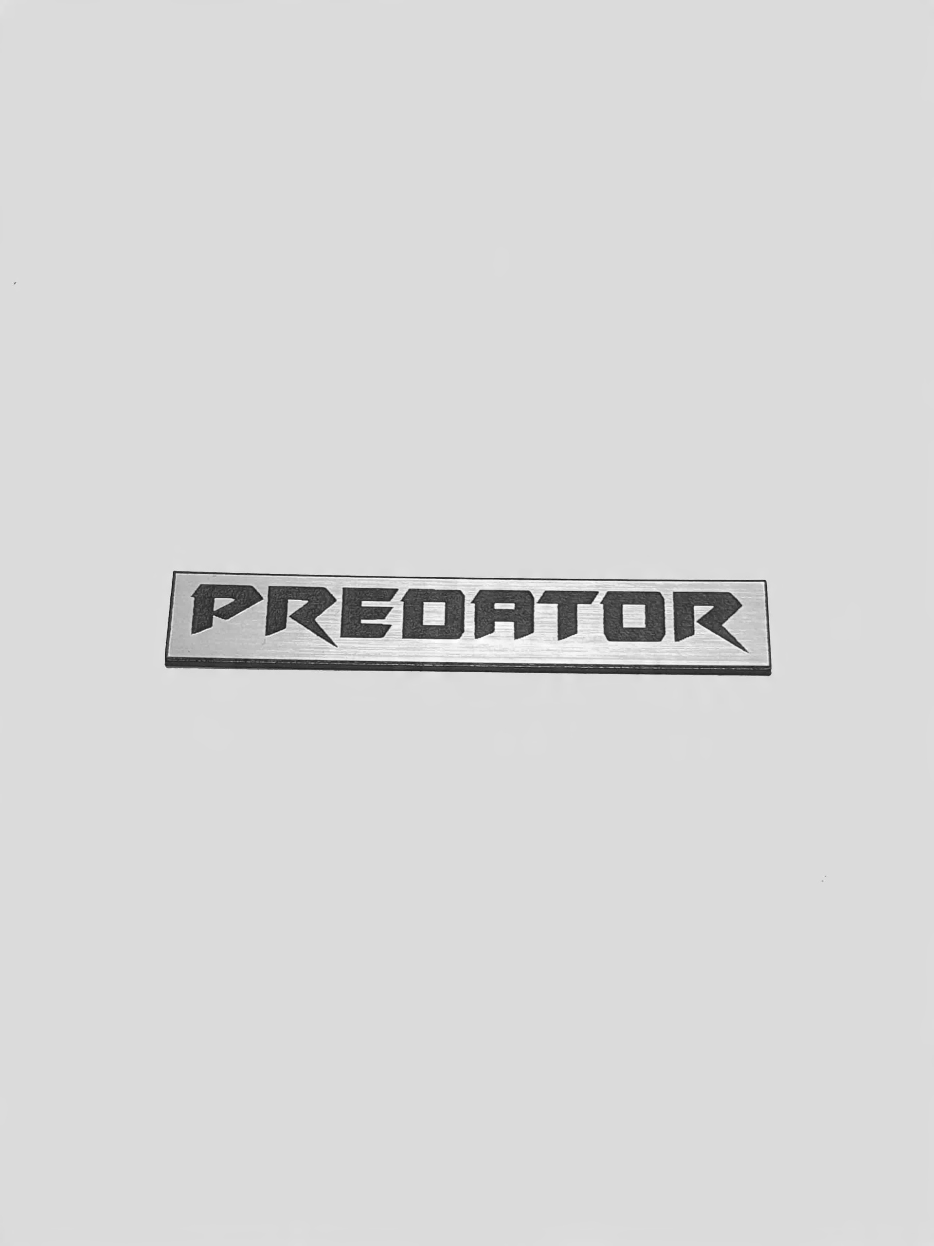 

Predator naklejka emblemat 60 x 10 mm * Srebrna