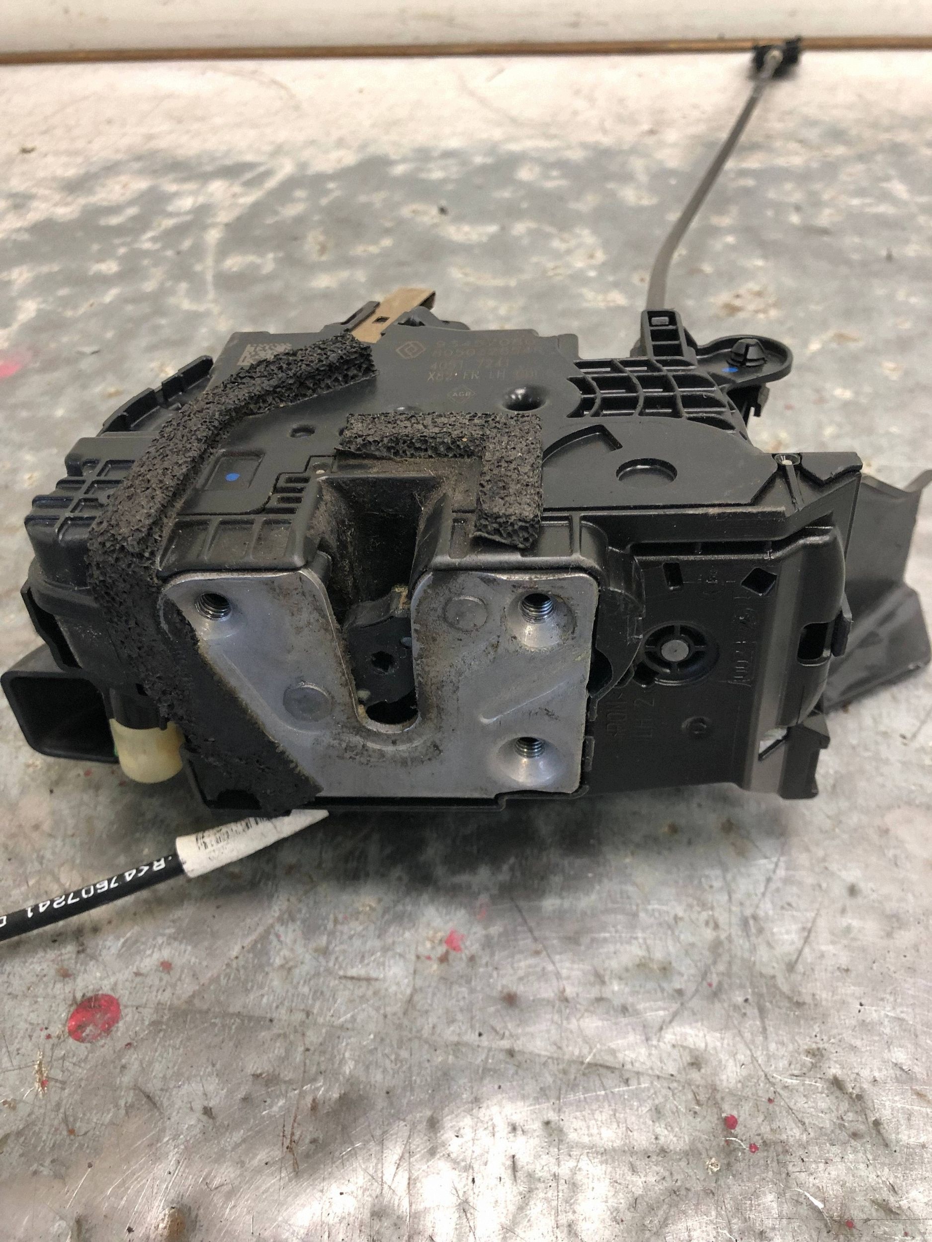 lock door left front RENAULT TRAFIC III 805032854R