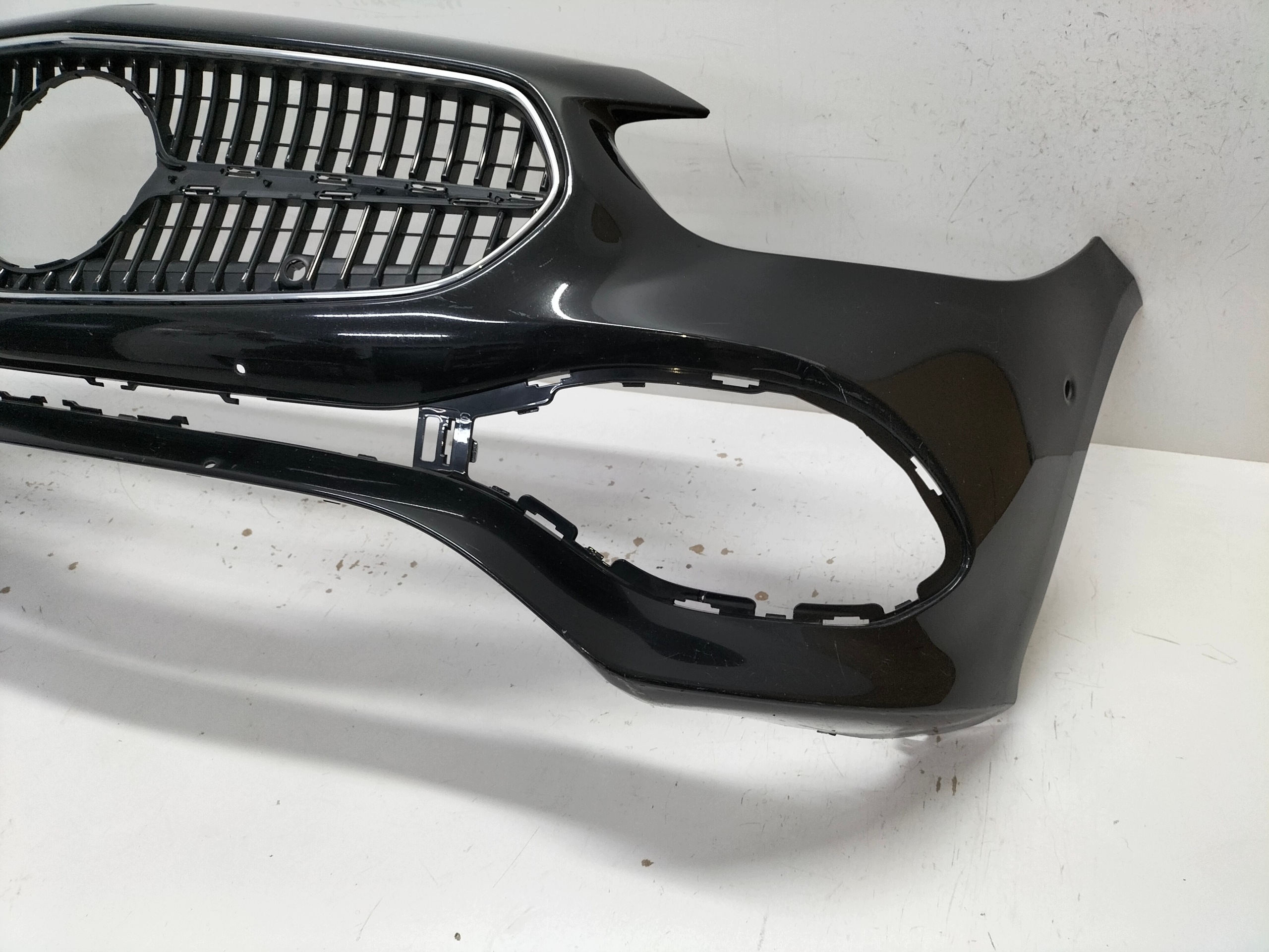 front bumper front MERCEDES C KLASA W206 21- wersja below side PDC