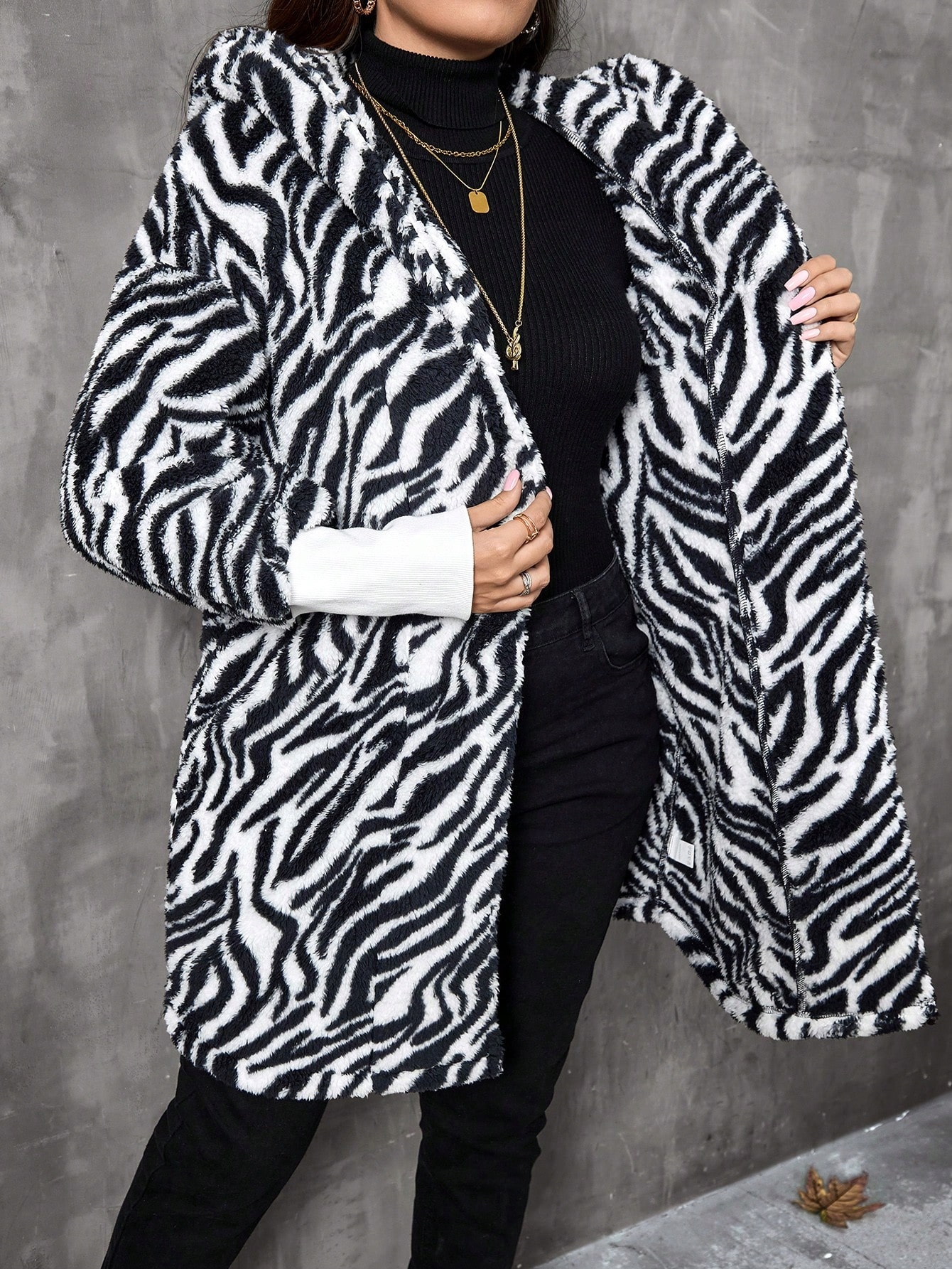 FUTERKO PŁASZCZ Z KAPTUREM BEZ ZAPIĘCIA ZEBRA BIAŁO-CZARNY CASUAL SHEIN 4XL