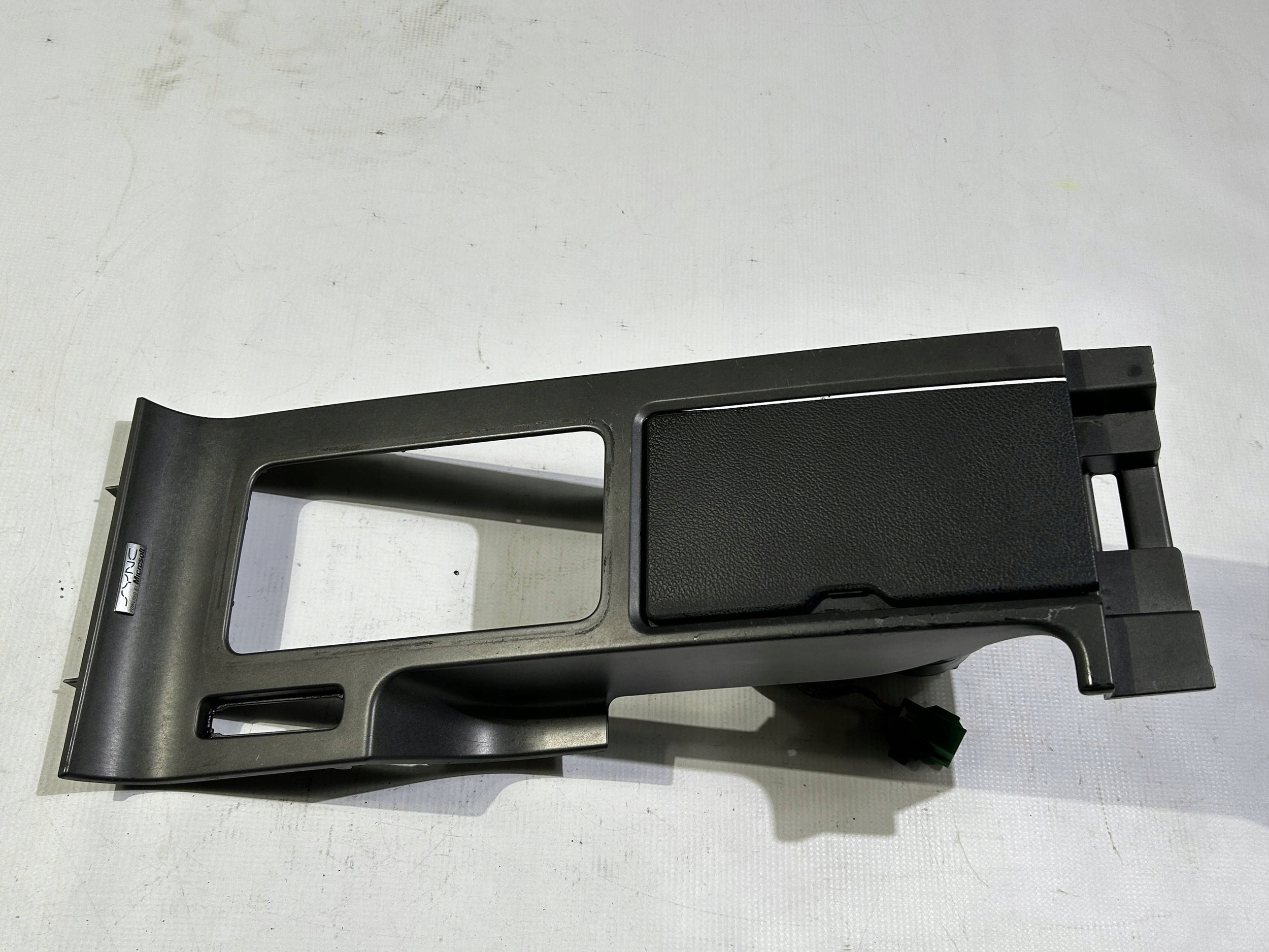 Tunel mitte cup holder dekor tunelu Ford Mustang V 2010r