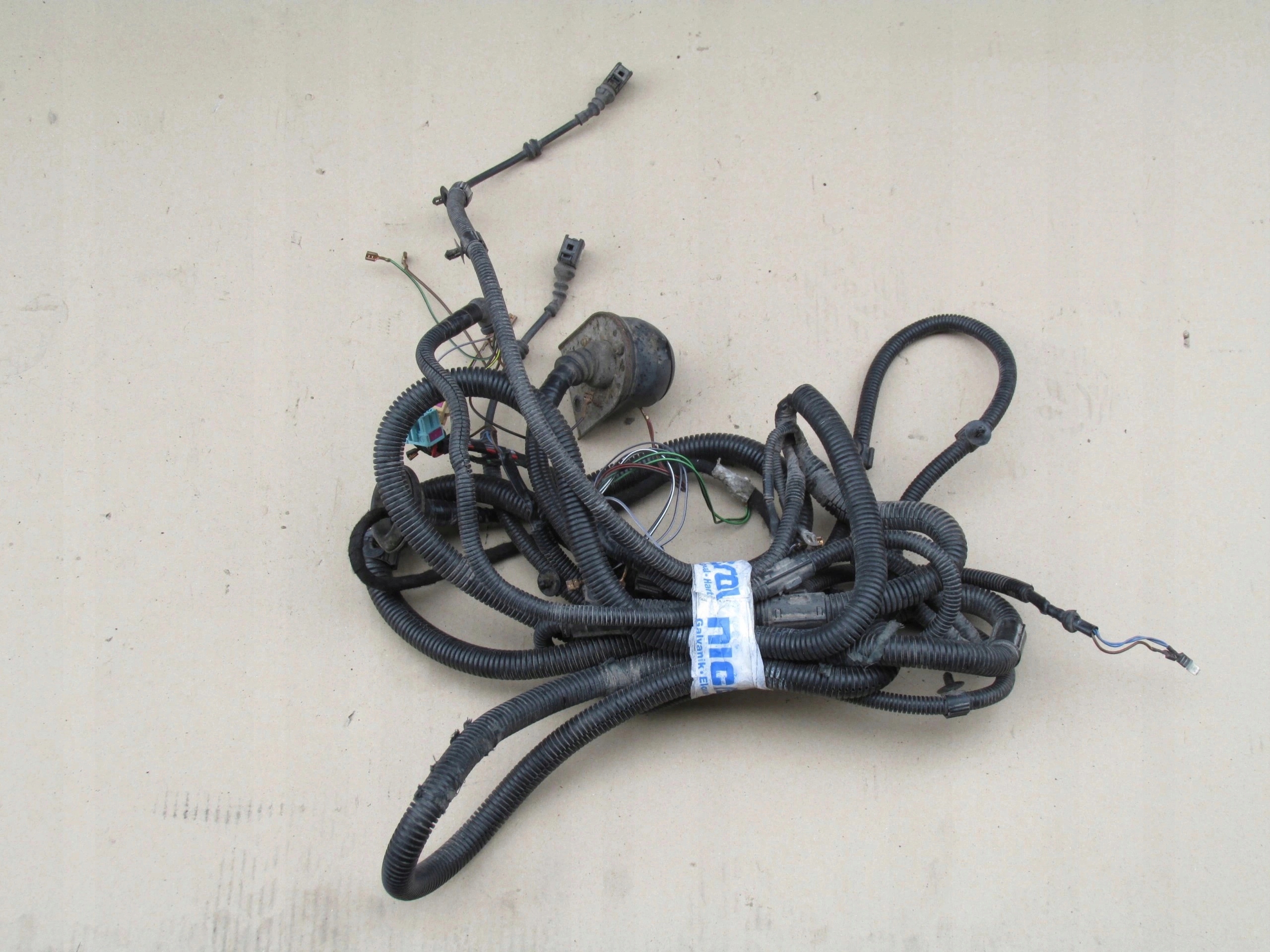 Монтаж джгута фаркопа задній VW T5 DOKA