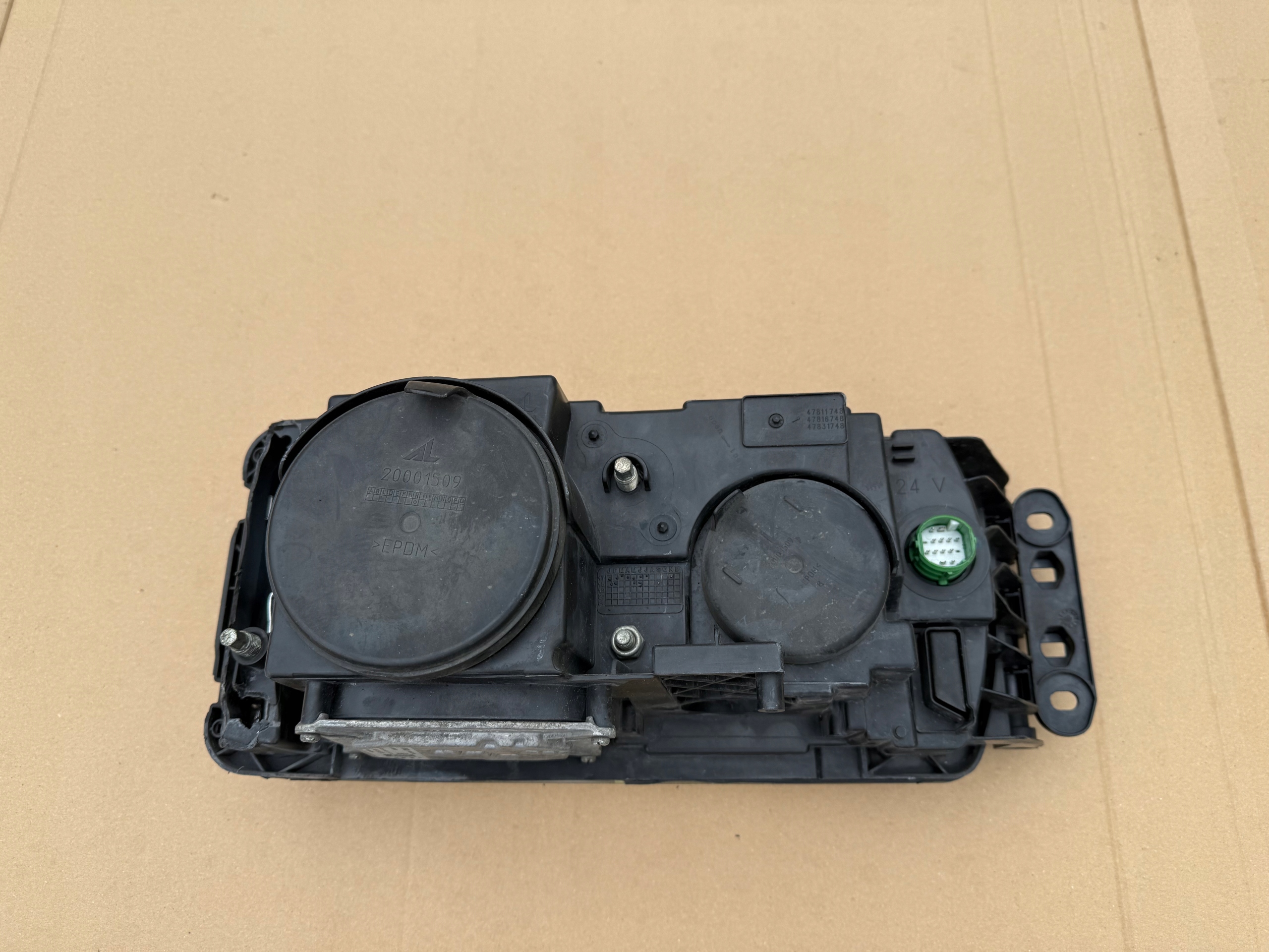 LAMPA LEWA EU IVECO STRALIS HI WAY LED 2013 - 2019 Wersja Europejska