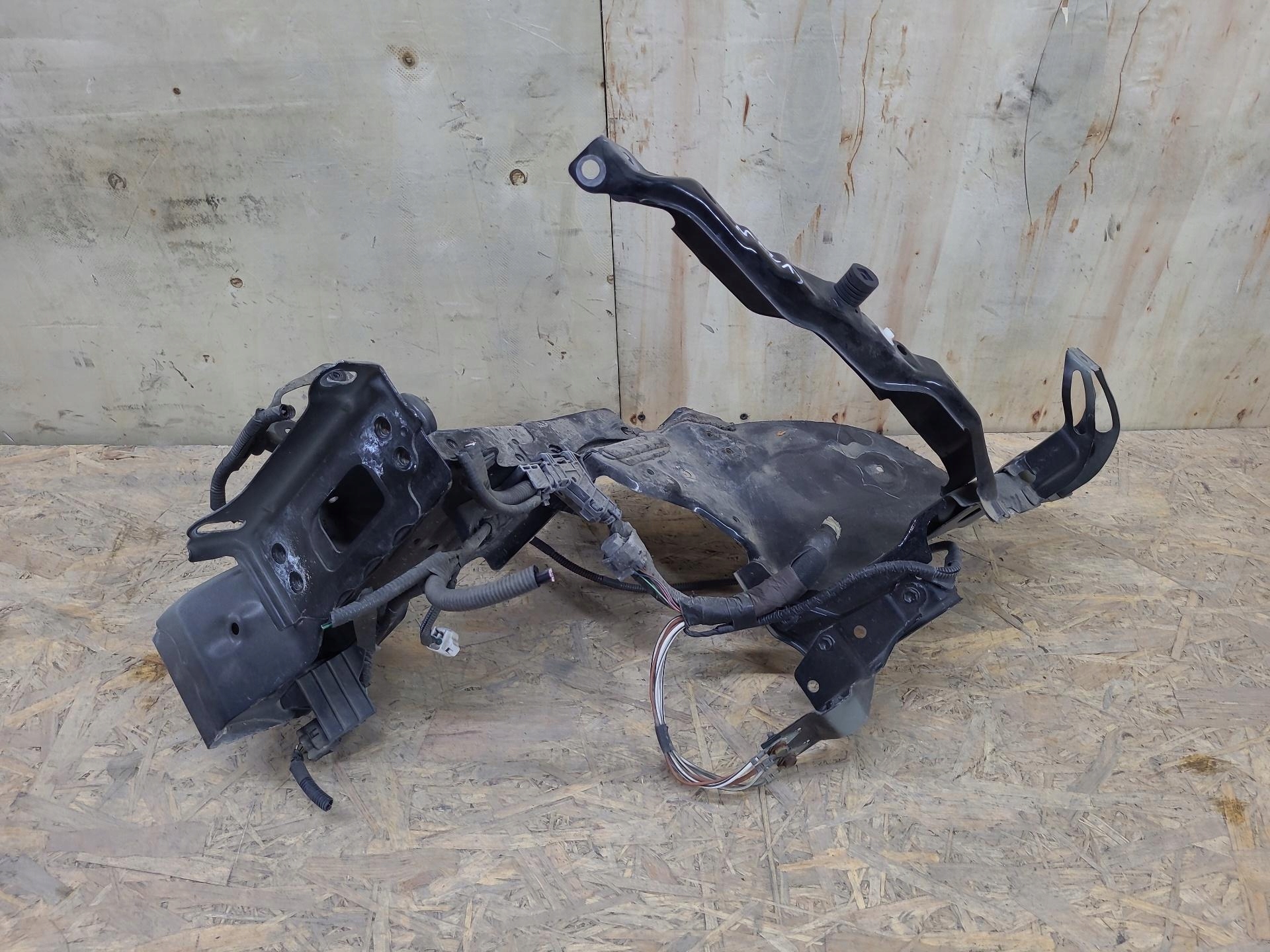 quarter front left side Toyota Prius plus ZVW40 2012