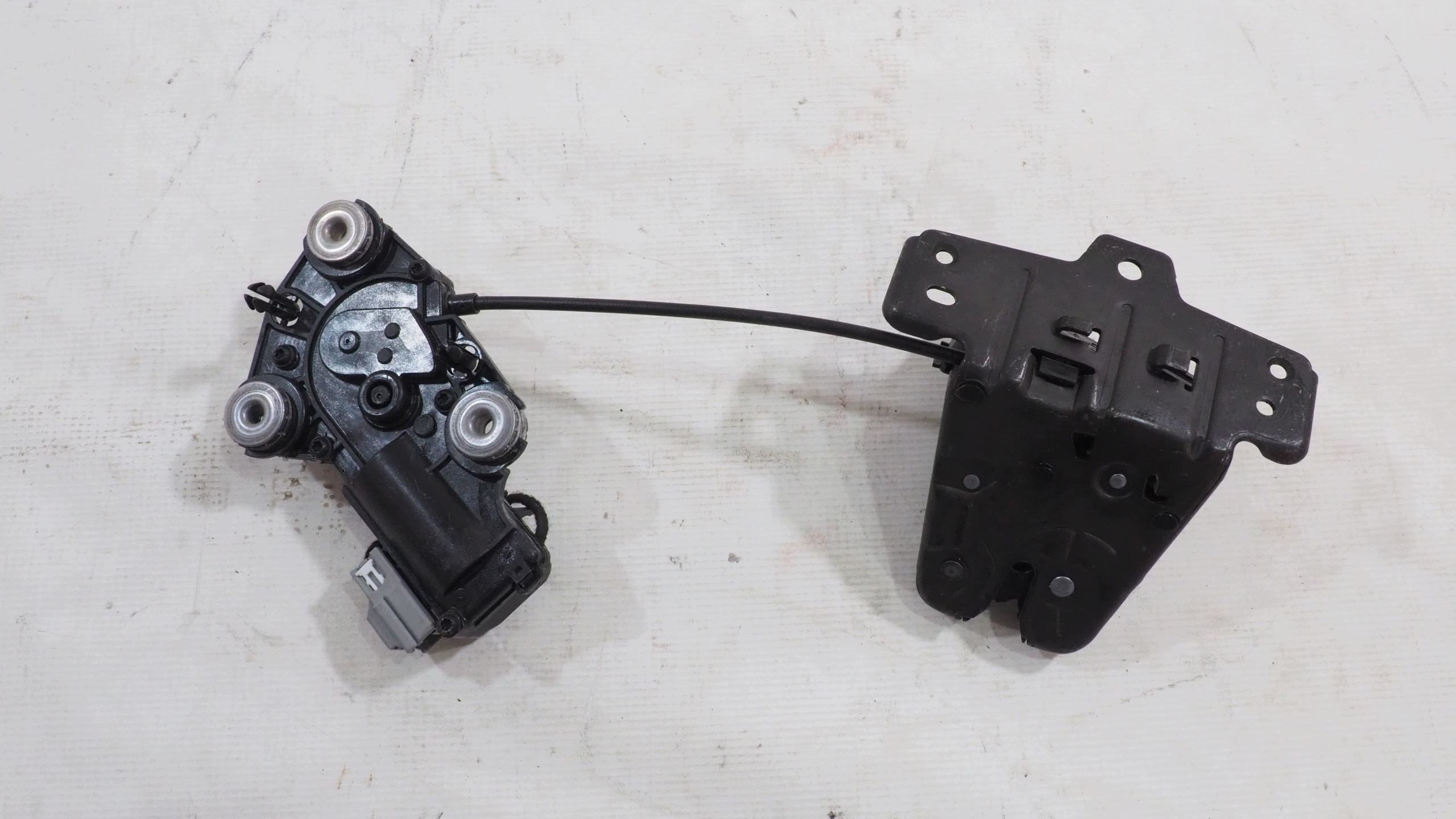 Volvo XC40 XC60 XC90 lock dociag bonnet boot 32149889