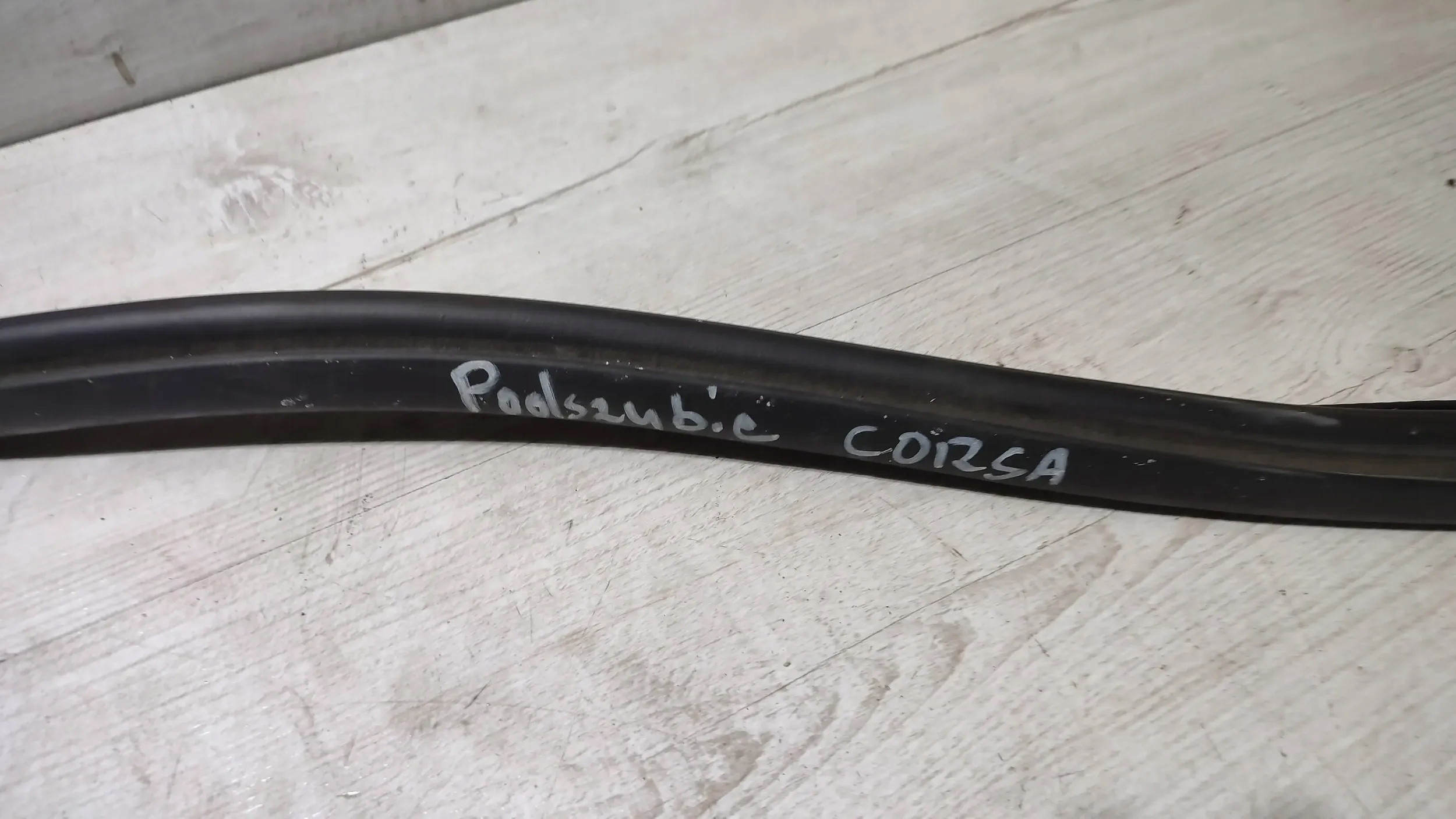 Opel Corsa F 1.2 22r. Joint Sous vitre