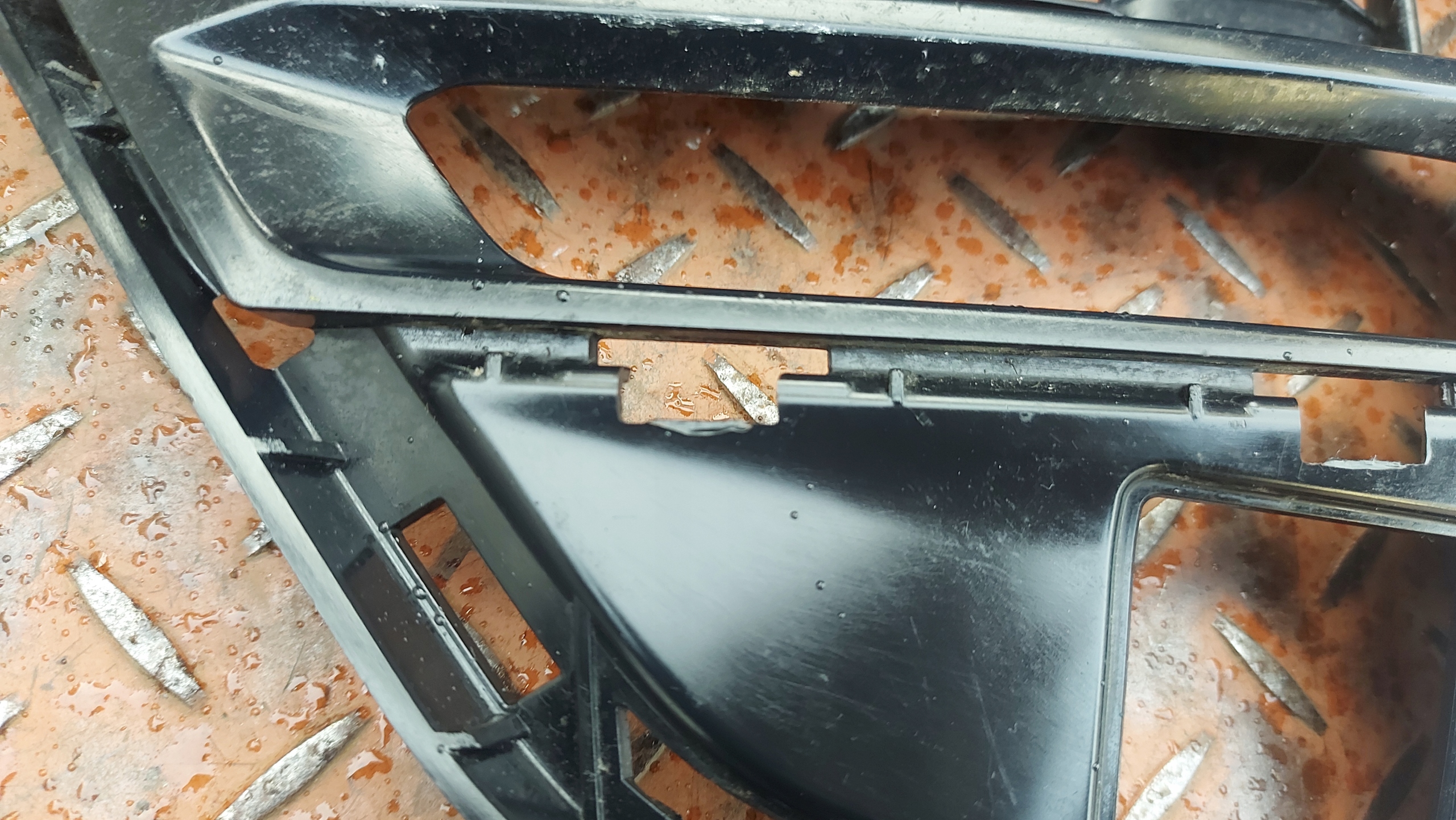 grid of a bumper right front BMW 3 G20 G21 19