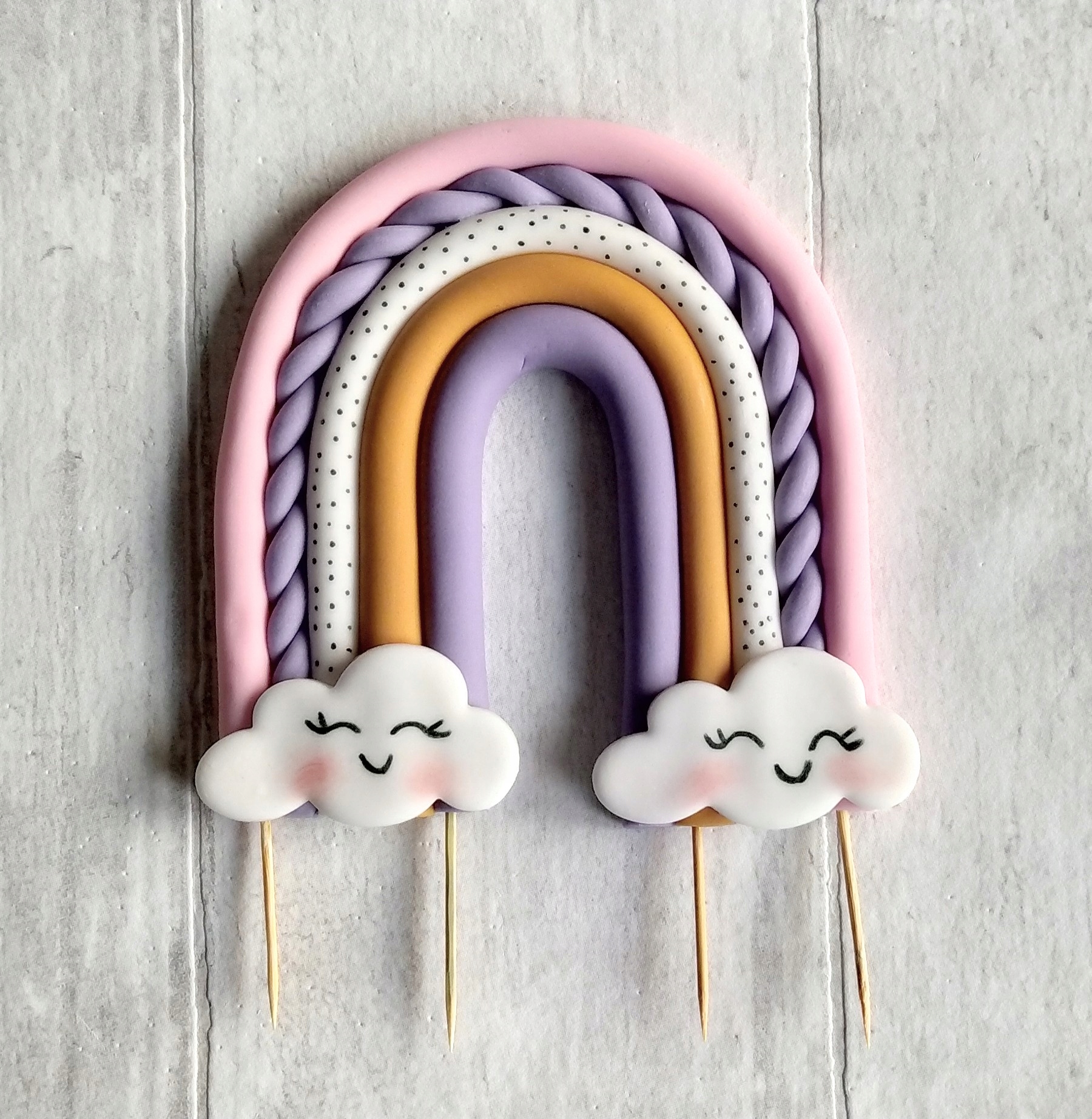 Velká duha, vysoká figurka z cukrové hmoty na dort