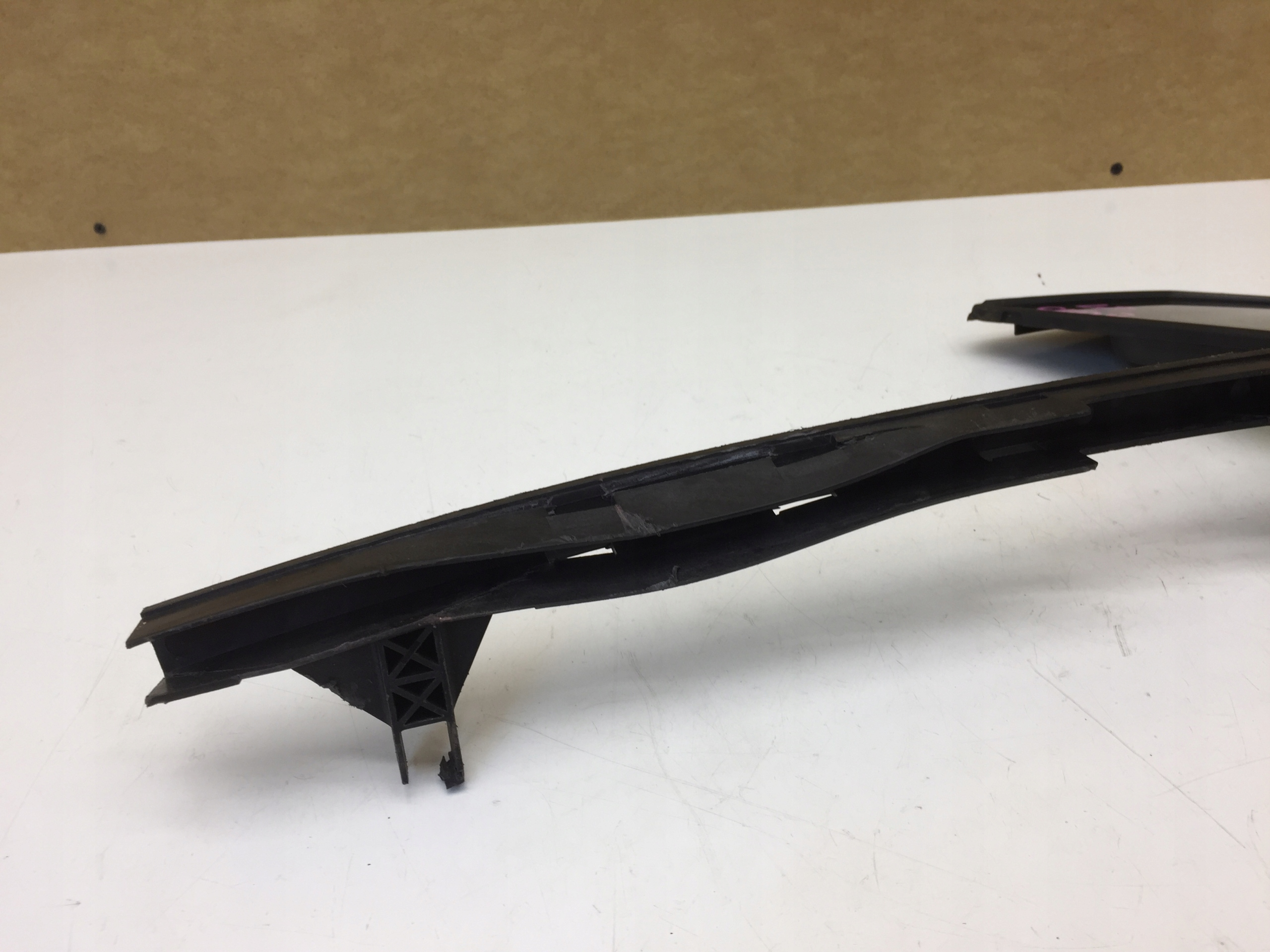 CLIO V 5 SZYBA DRZWI TRÓJKĄT LEWA PRZÓD 19R Producent części Renault OE