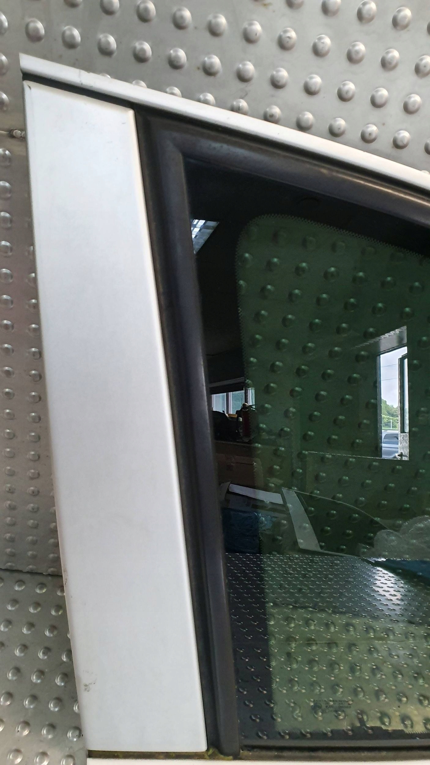 window side rear part left PORSCHE CAYENNE and 7L5845297BA 02