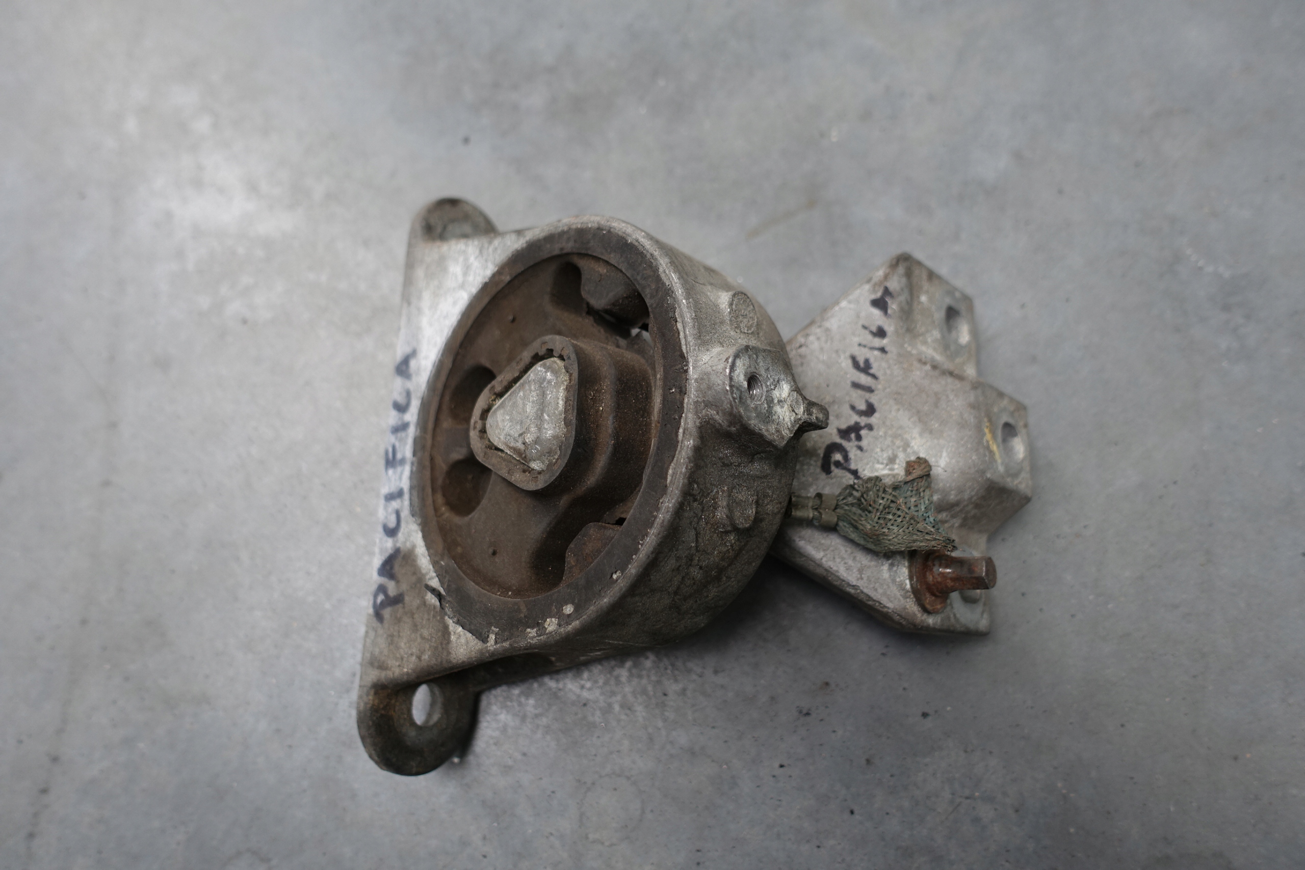 05510012AA - CHRYSLER PACIFICA 3.5 ПОДУШКА ДВИГАТЕЛЯ