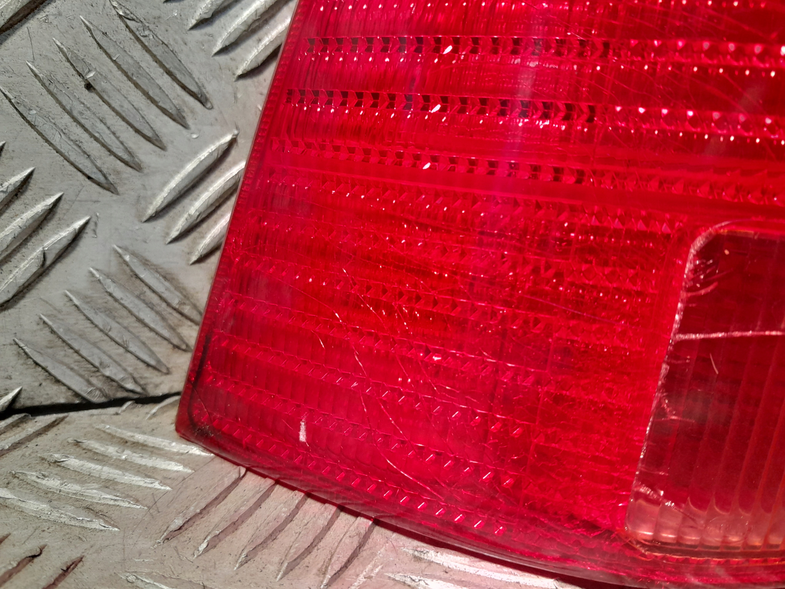 VW BORA LAMPA TYLNA LEWA W BŁOTNIK 1J5945111AC Waga produktu z opakowaniem jednostkowym 1 kg