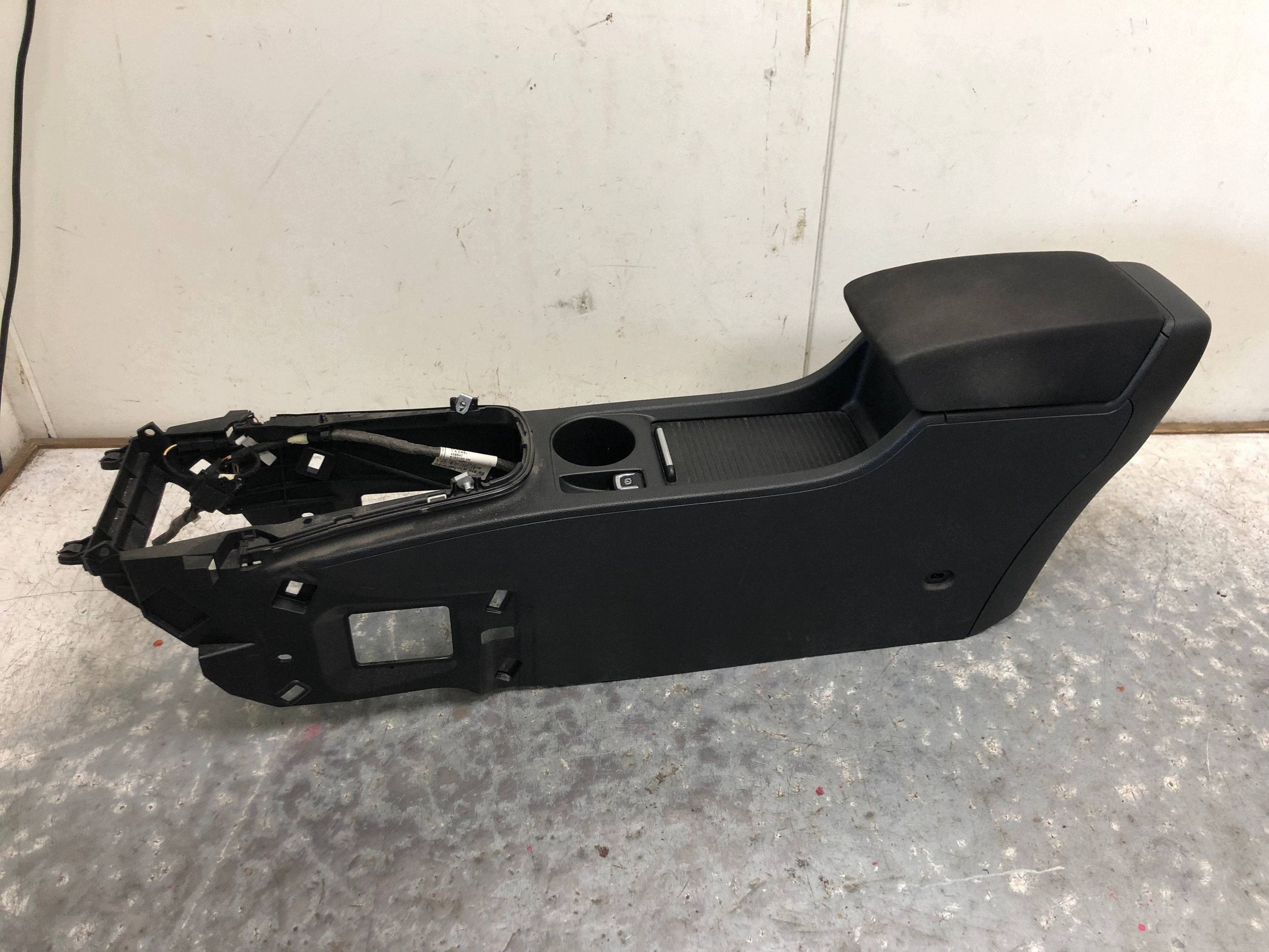 tunnel central armrest OPEL ASTRA J KOMBI 13317404