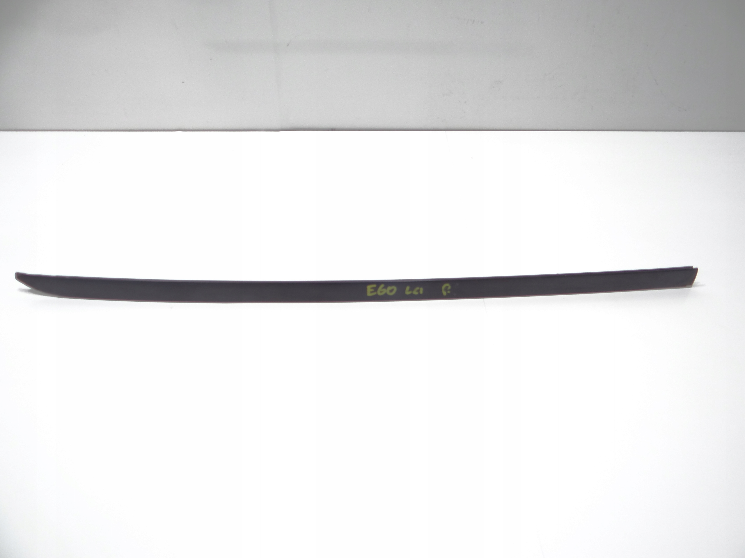 LISTWA SZYBY CZOŁOWEJ PRZEDNIEJ PRAWA BMW E60 LCI