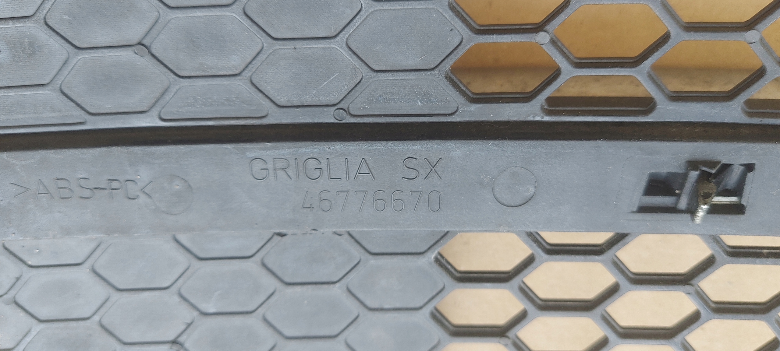 grid grill of a bumper front ALFA ROMEO 147 46776670
