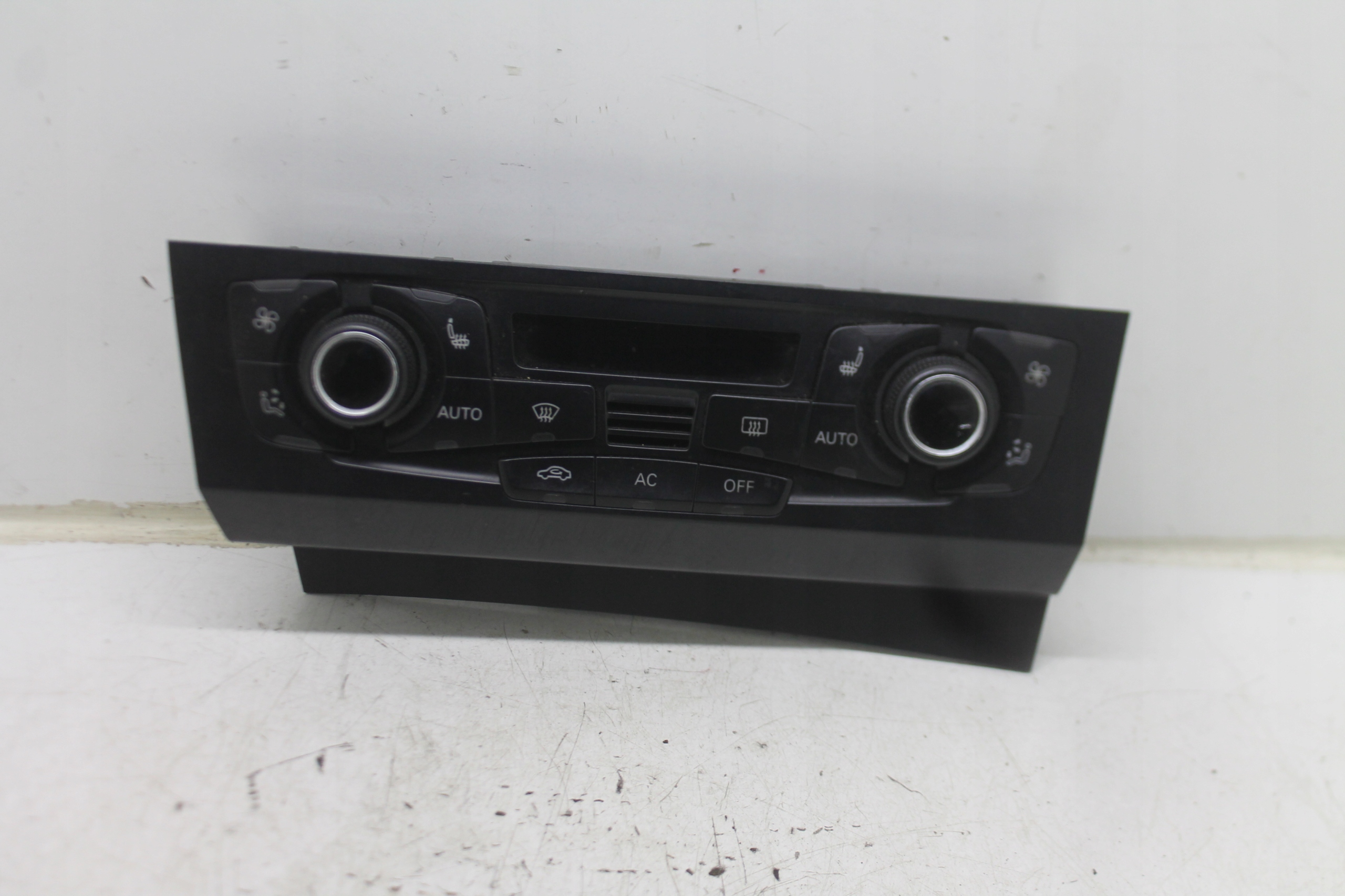 control panel air conditioning devices of the air conditioning 8T2820043T AUDI