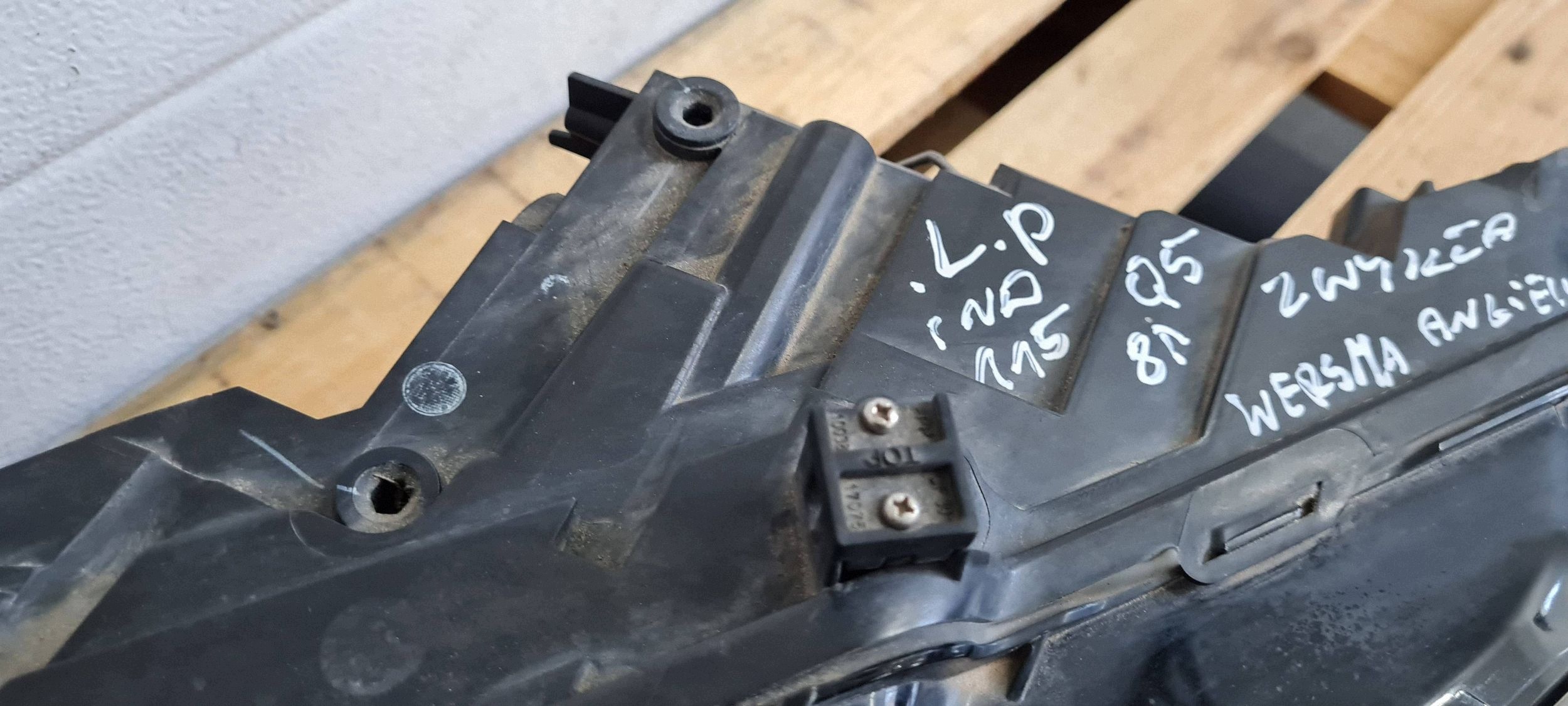 Q5 8R light left left front front ANGLIK RHD UK 8R0941003A