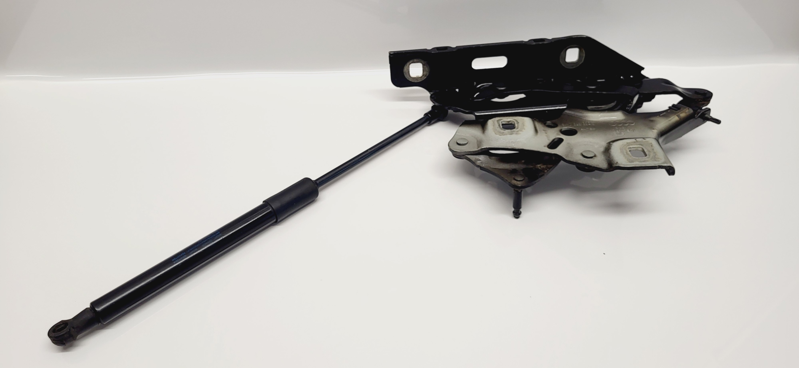 AUDI A4 B9 16-24 ZAWIAS MASKI PRAWY