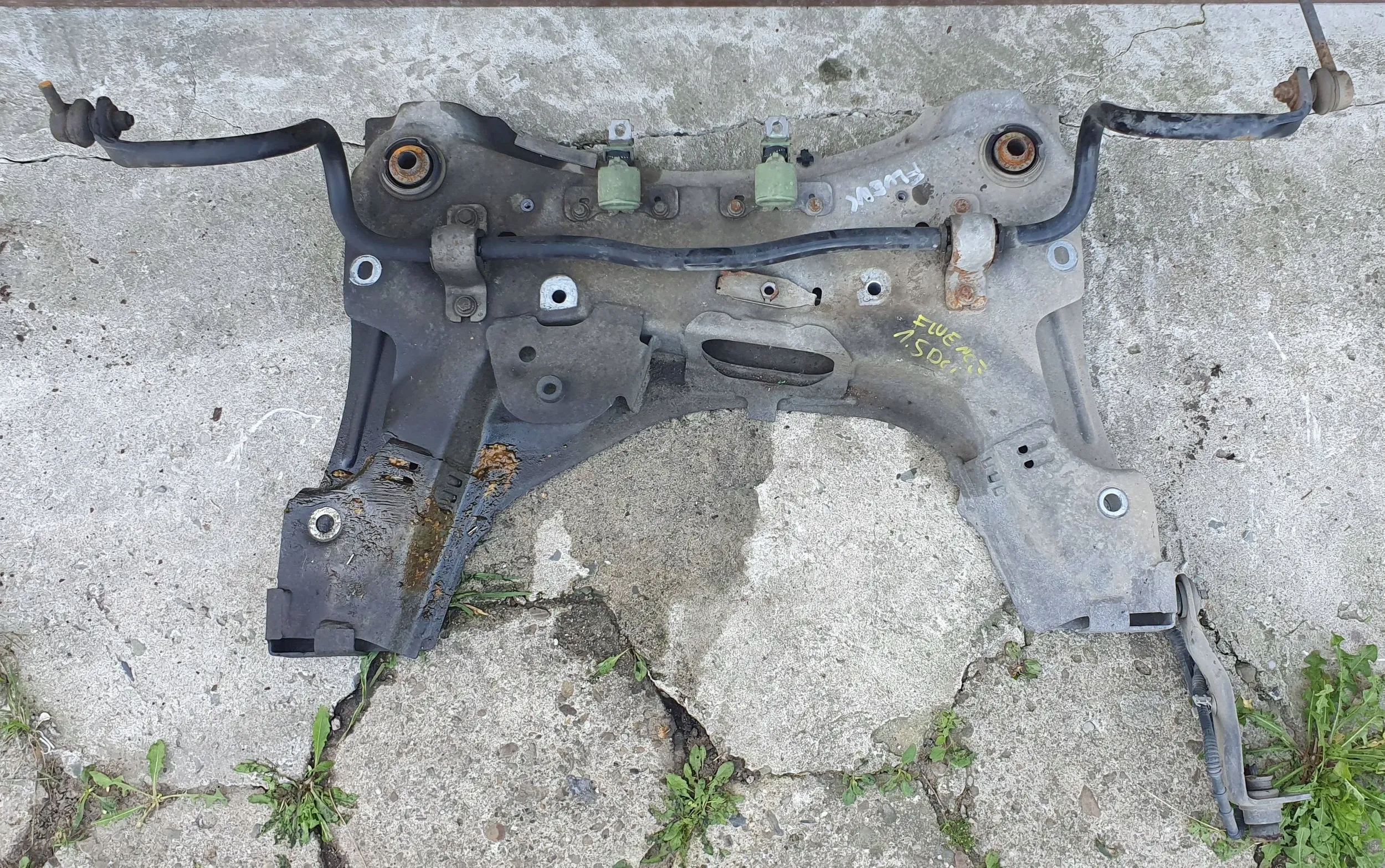 Renault Fluence 1.5 DCI axle beam subframe springing of the engine