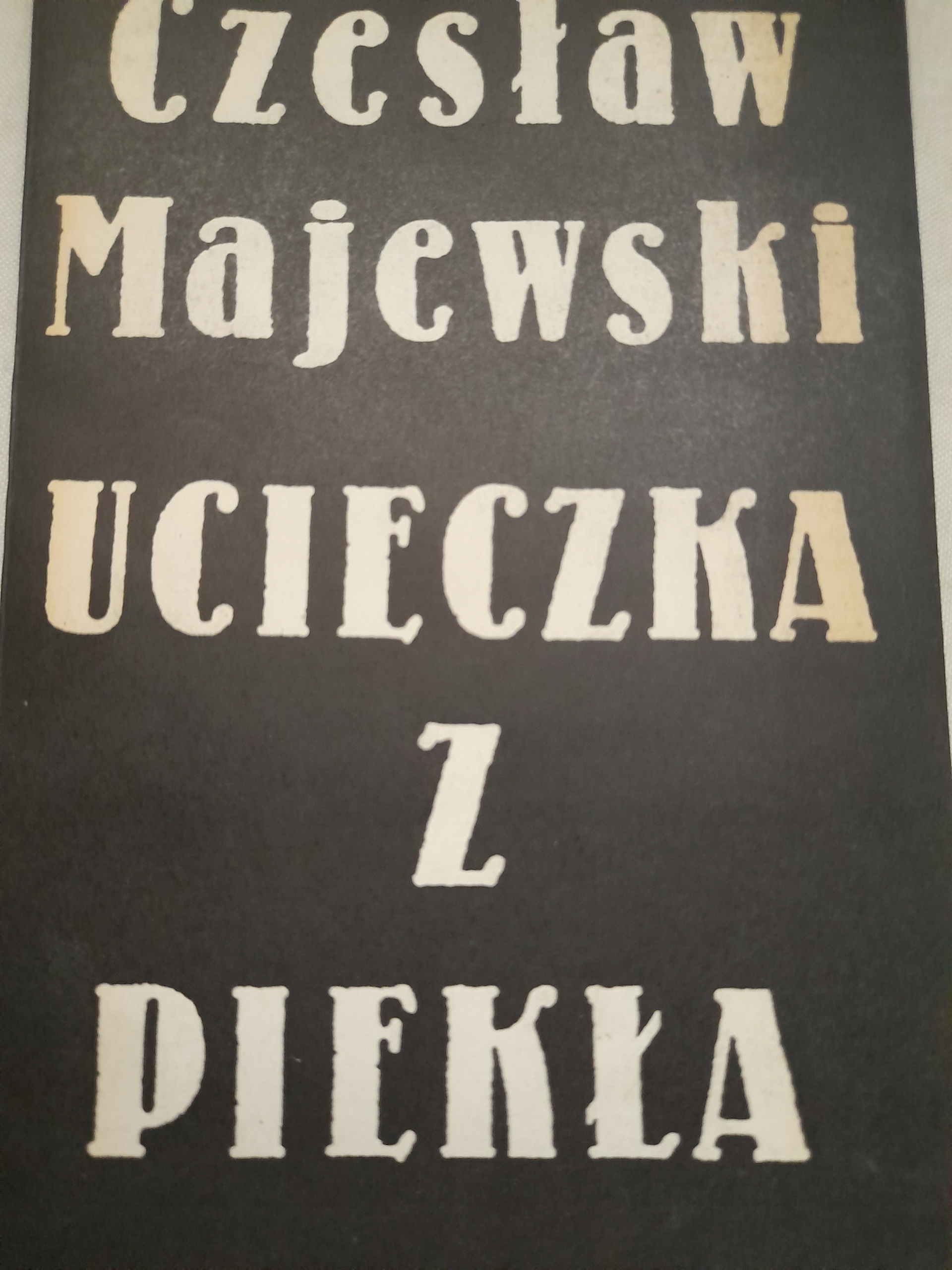 Majewski UCIECZKA Z PIEKŁA