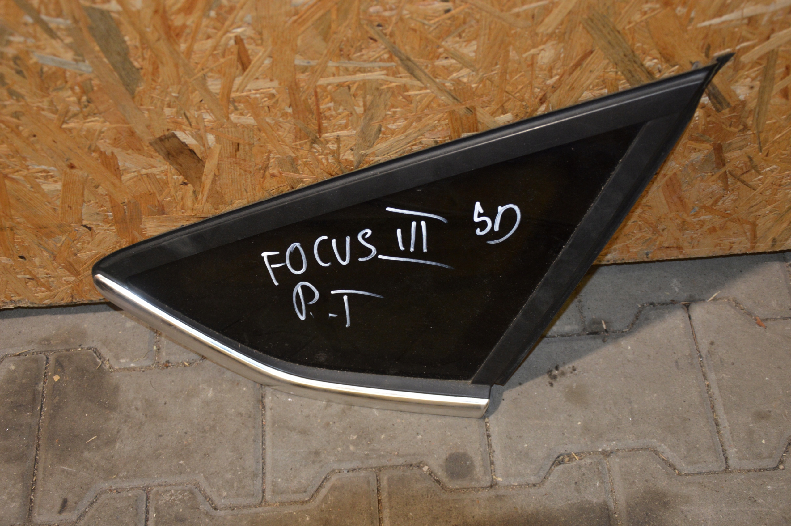 Ford Focus III HB szyba karoseryjna prawy tył