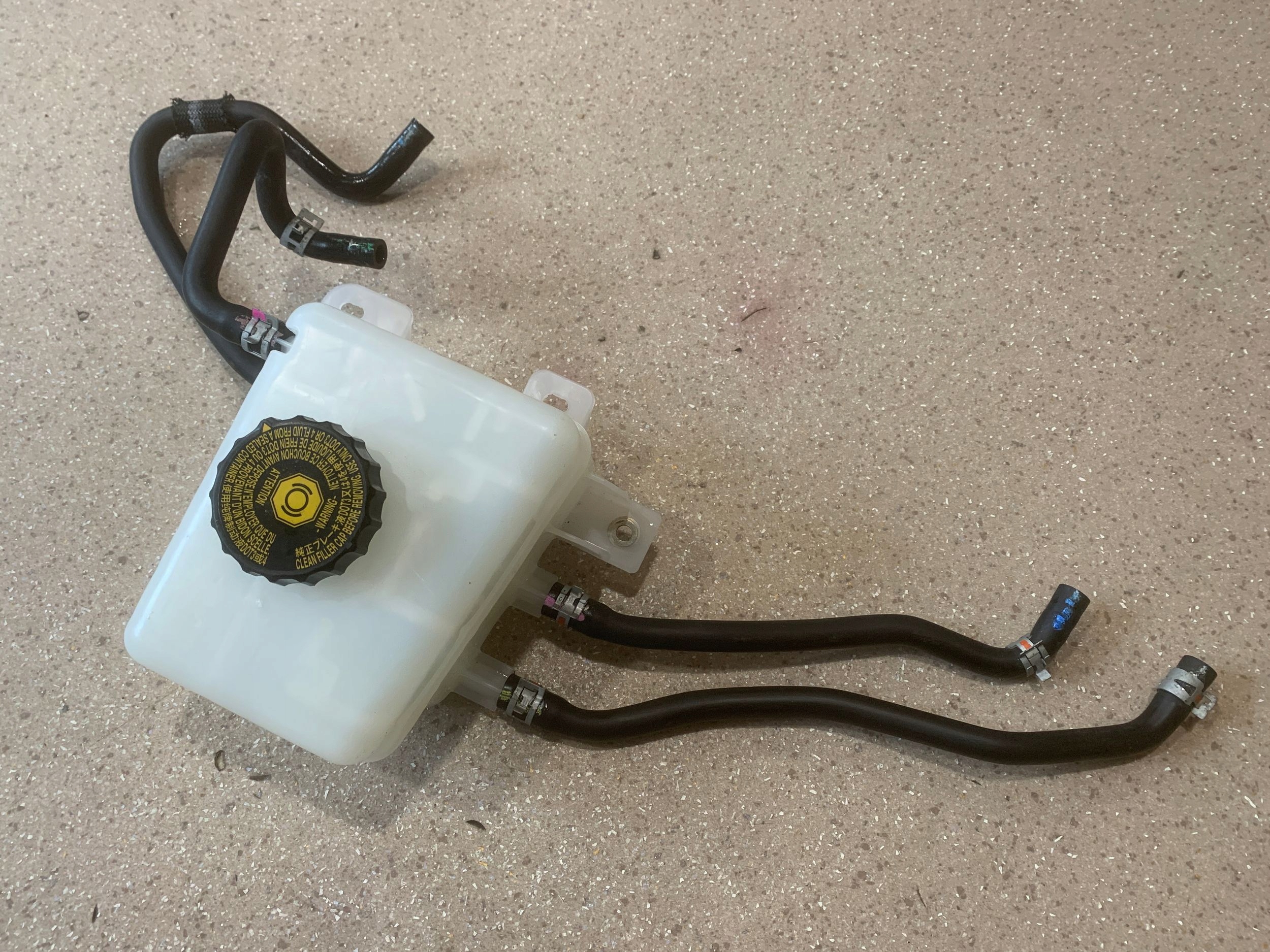 бачок тормозной жидкости lexus RX 450H