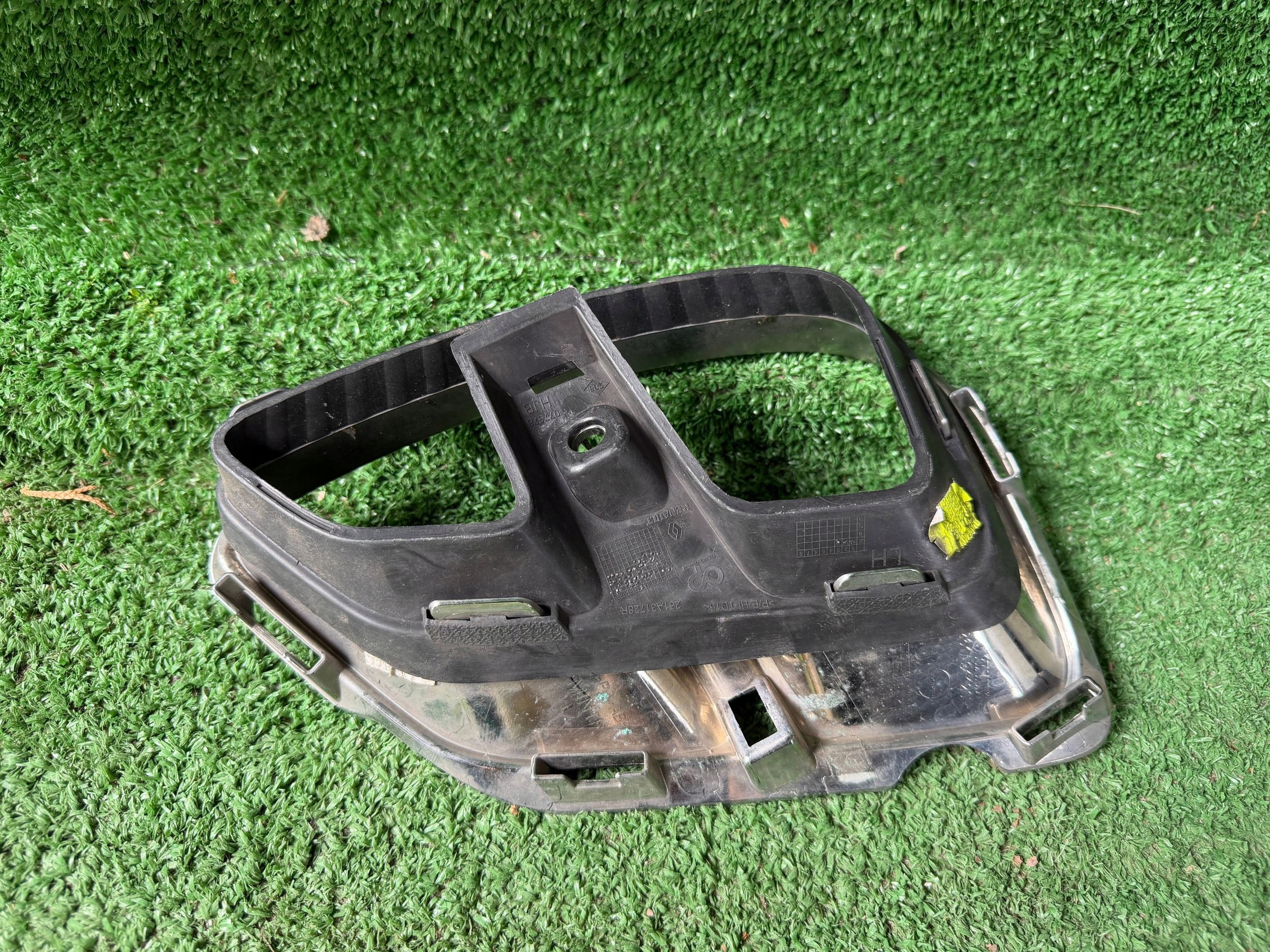RENAULT CAPTUR 2 II grid of a bumper left front 261A31728R