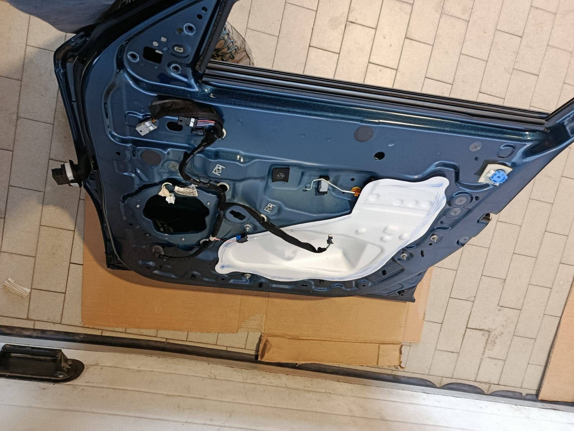 door front front side right Dacia Bigster TERRQ miedziane wstawki