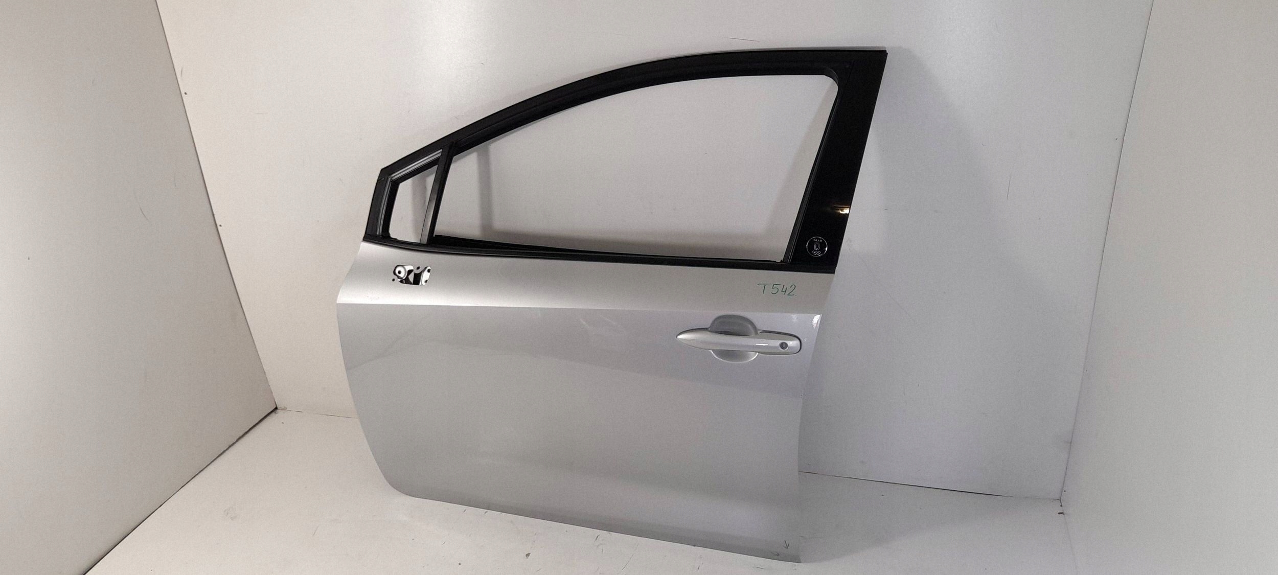 Toyota Corolla E21 door front left 1F7 (T542)